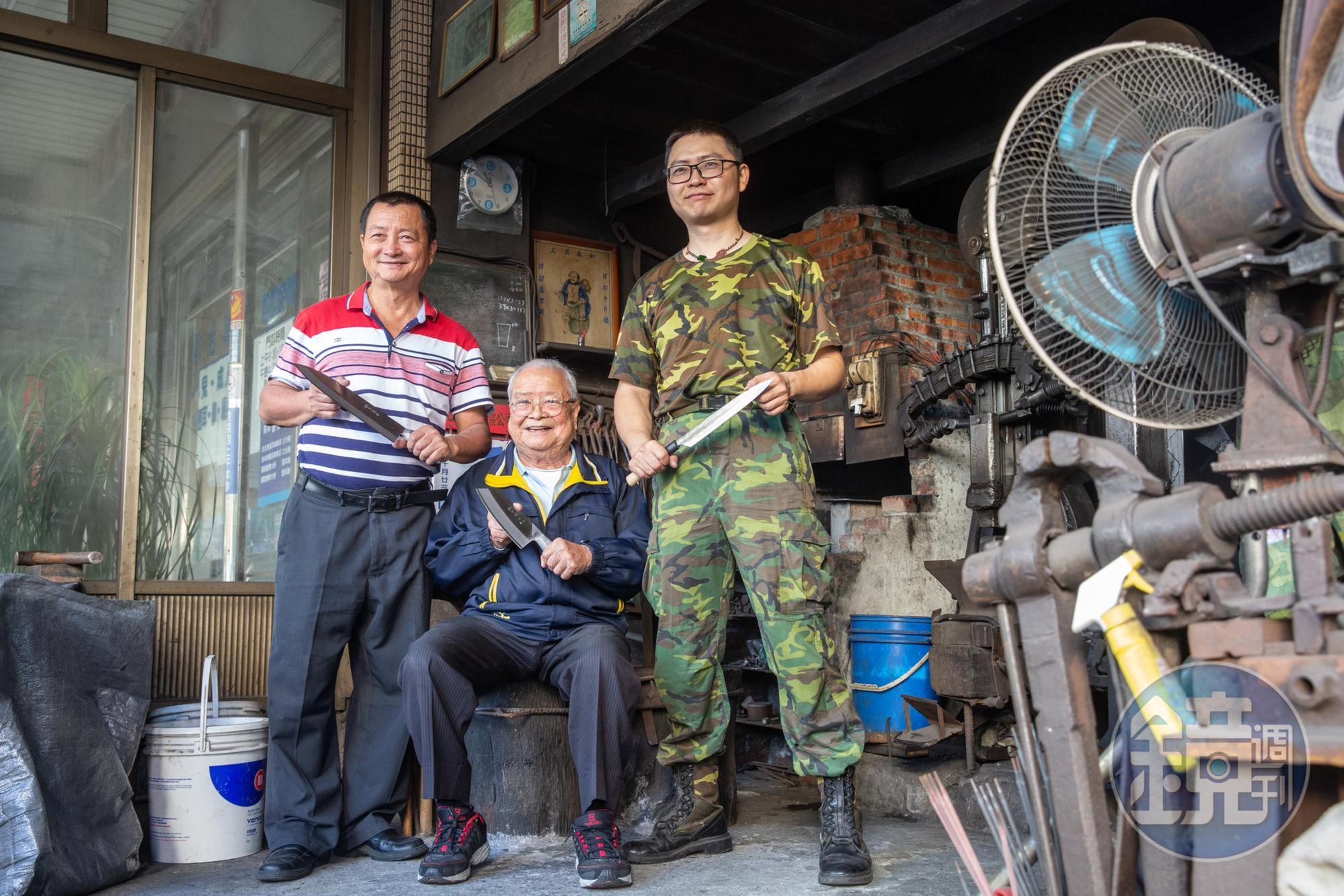 蔡慶隆(中)與兒子蔡添順(左)、孫子蔡進永(右)合力打鐵,包容彼此的變與不變,才能讓老店傳承86年。