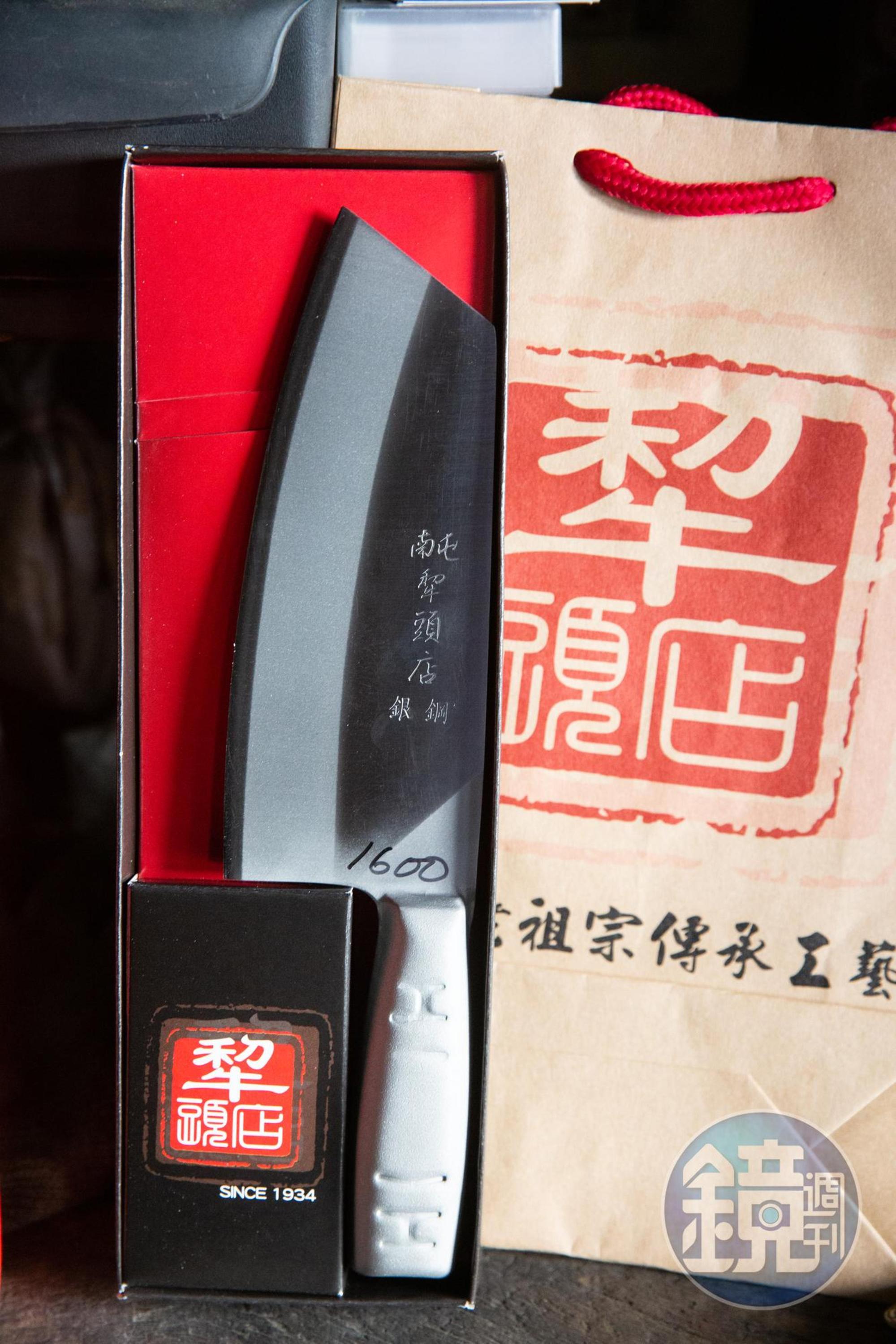 慶隆犁頭店也販售一般菜刀,是以鐵包鋼的三明治作法製成。
