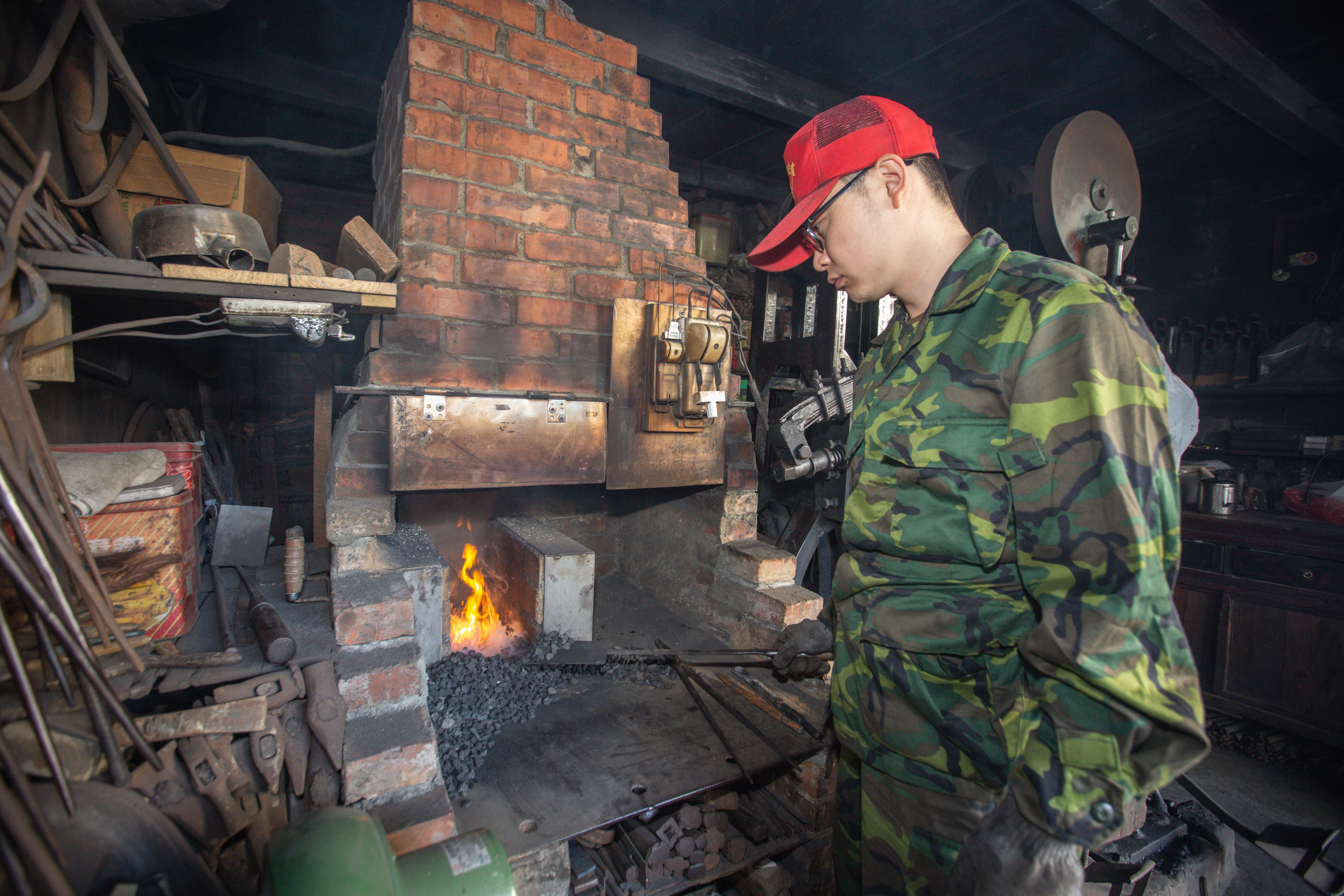 打鐵店越來越少見，台中南屯老街上的慶隆犁頭店仍堅持手工打鐵。