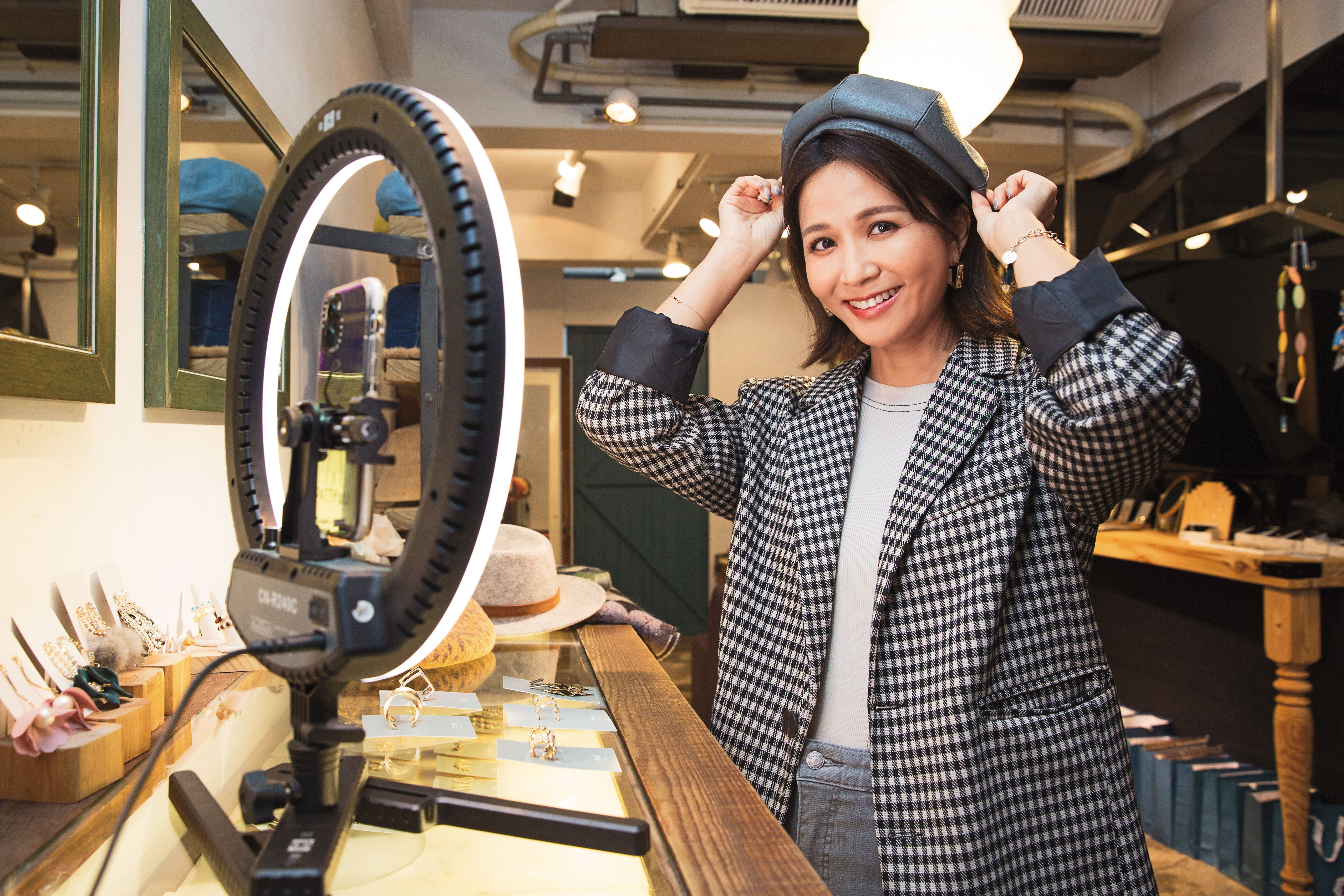 吳怡霈利用帳戶管理法擺脫月光族，攢下的錢投資副業有成，飾品店年營業額近千萬。