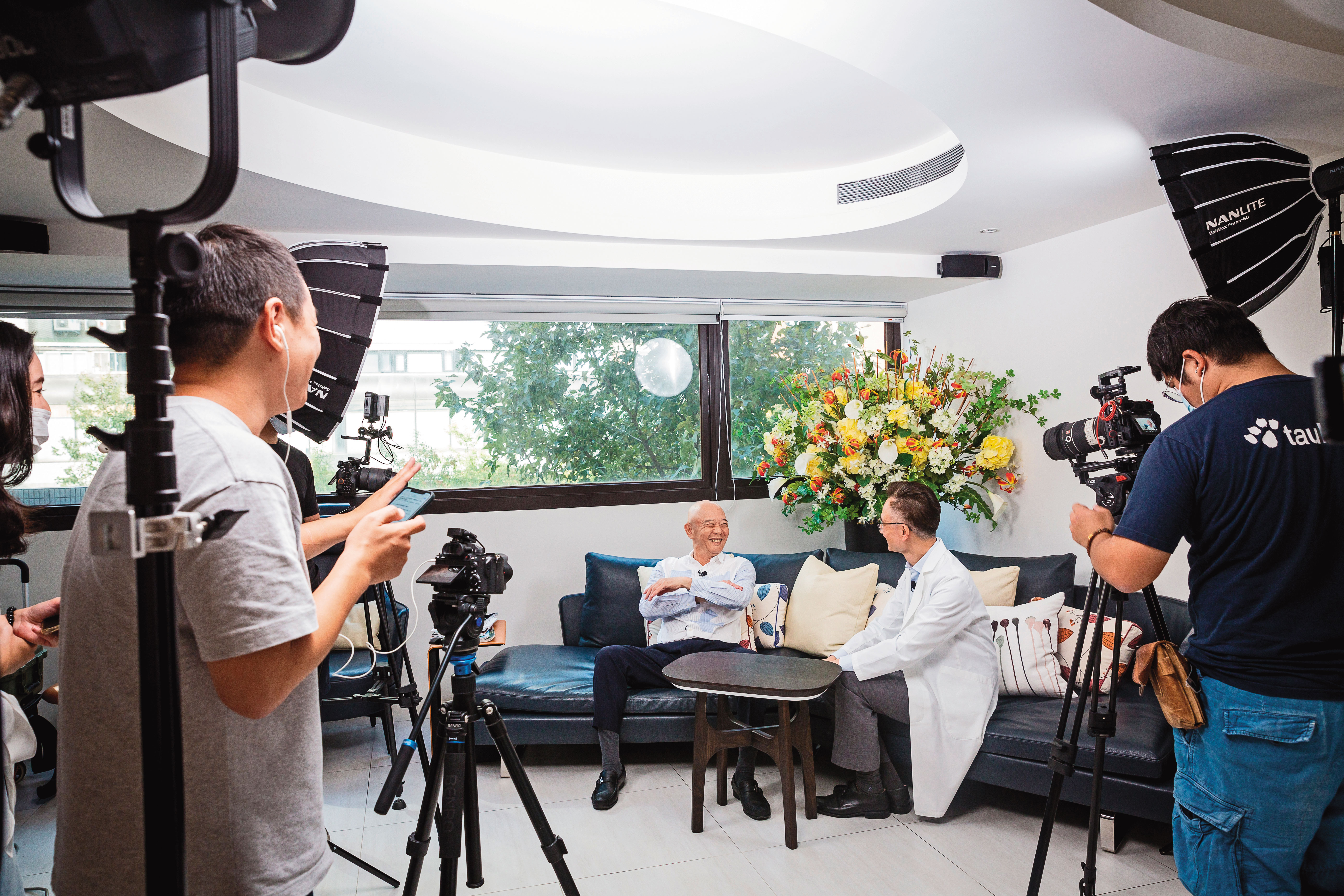 何湯雄（沙發左）為了新事業特安康化身網紅「Tony總裁」，拍了不少以健康為主題的影片。