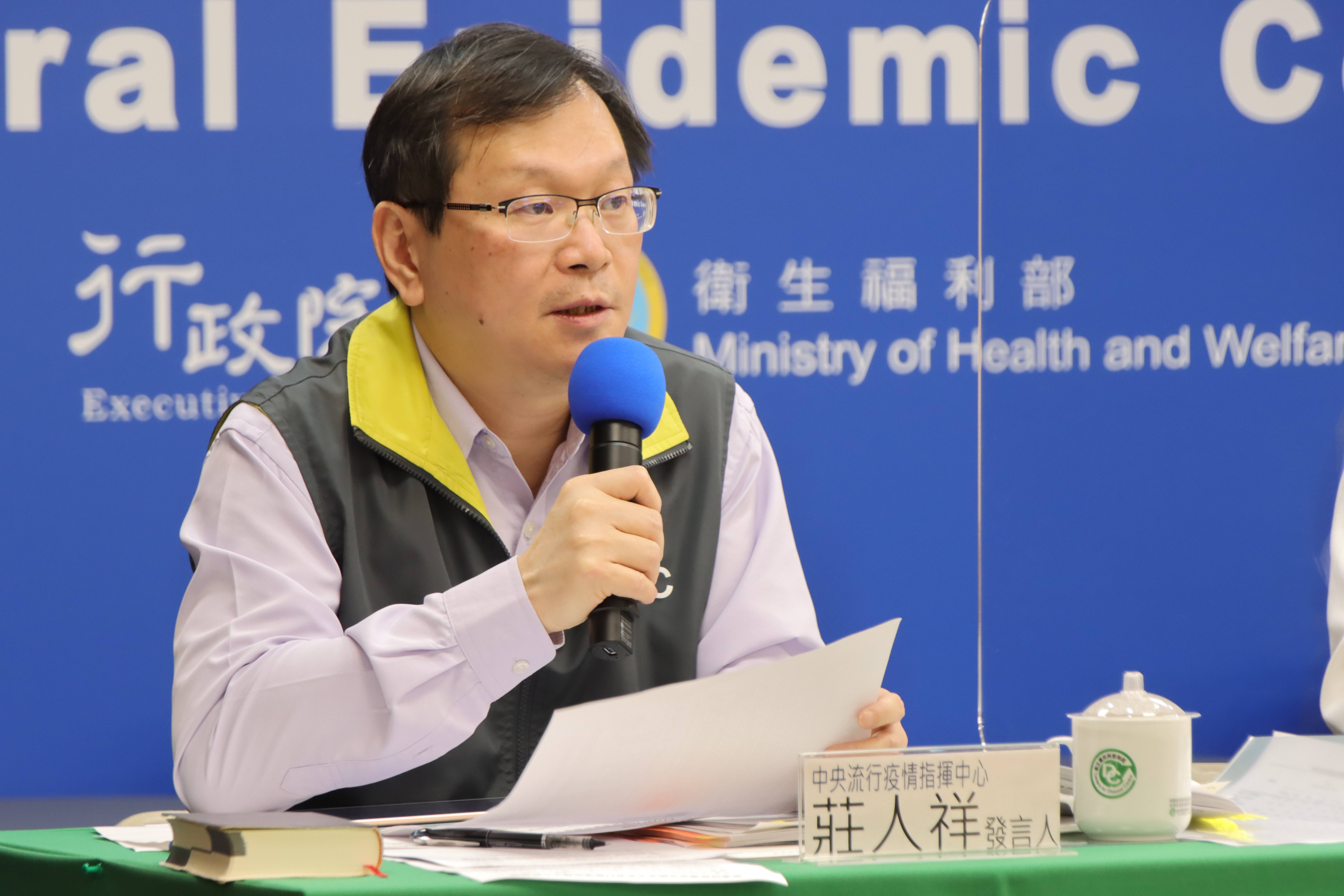 指揮中心發言人莊人祥自爆曾也有去看五月天演唱會，大讚「辦得很好，全場都有戴口罩，沒人脫下」（指揮中心提供）