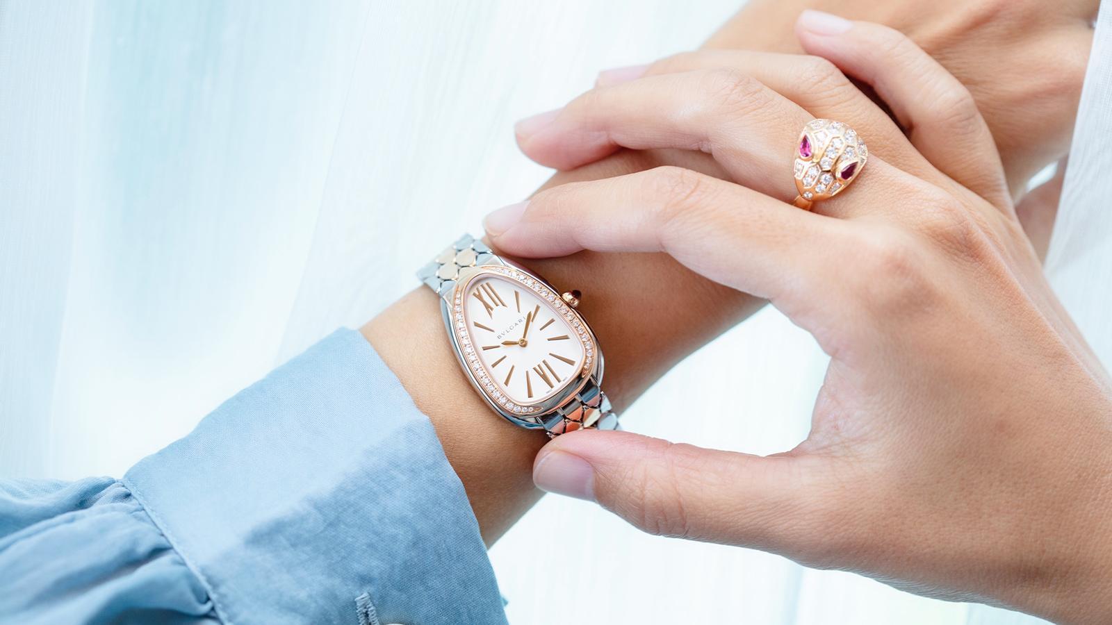 BVLGARI Serpenti Seduttori｜錶徑33mm／不鏽鋼及玫瑰金材質／時間指示／石英機芯／錶圈鑲鑽約0.39克拉、錶冠鑲嵌一顆蛋面切割粉紅碧璽／防水約50米／建議售價約NT$ 389,700