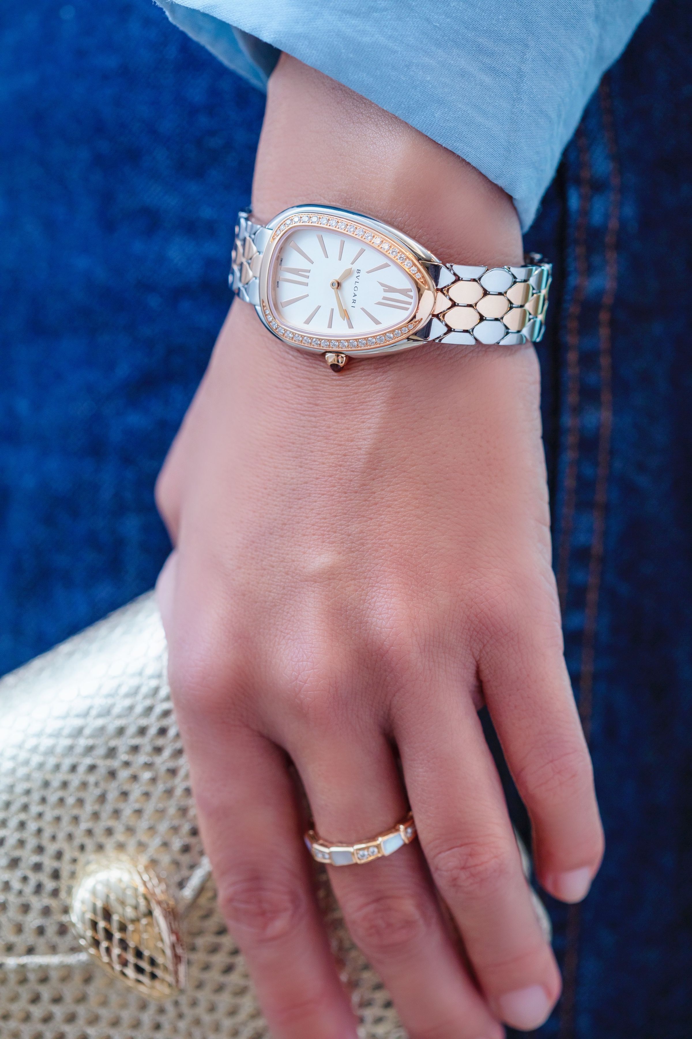 BVLGARI Serpenti Seduttori｜錶徑33mm／不鏽鋼及玫瑰金材質／時間指示／石英機芯／錶圈鑲鑽約0.39克拉、錶冠鑲嵌一顆蛋面切割粉紅碧璽／防水約50米／建議售價約NT$ 389,700