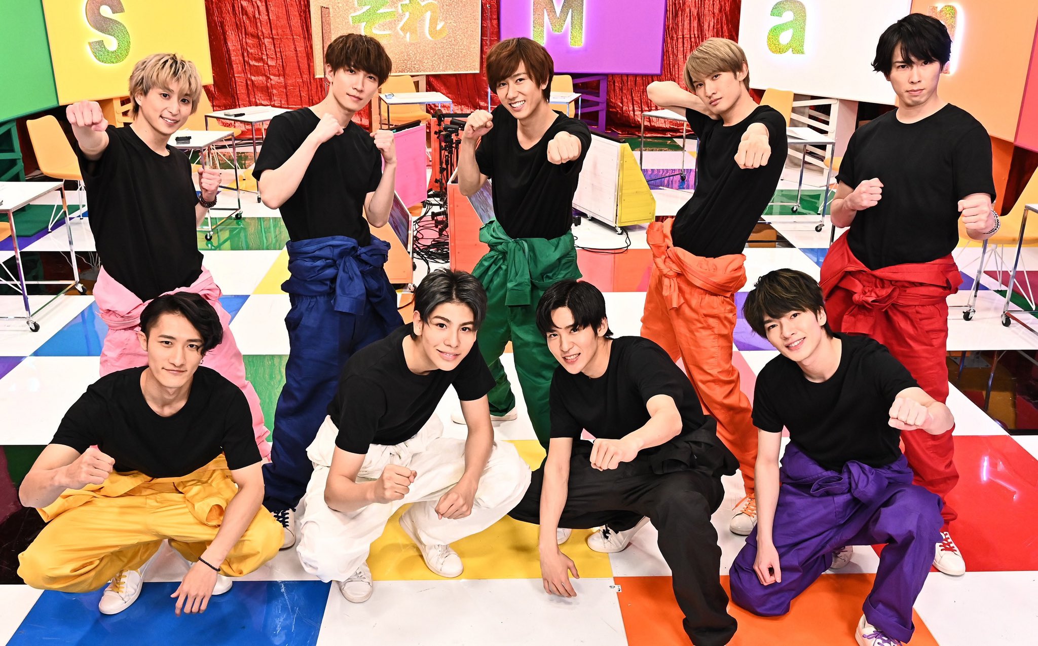 傑尼斯男團「Snow Man」原定上週四將首次登上《紅白歌唱大賽》演唱，因成員宮館涼太（後排右）確診武漢肺炎退出。（翻攝自TBS）