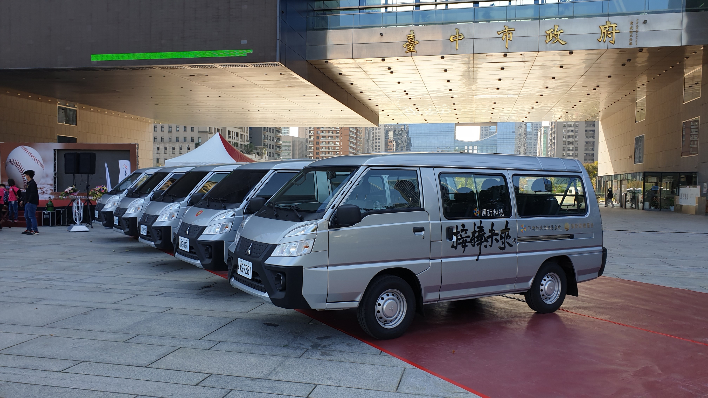 頂新和德捐贈交通車。（頂新和德文教基金會提供）
