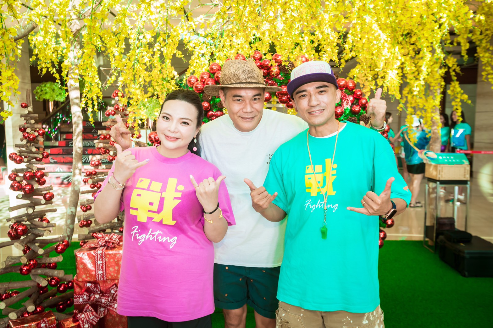 許久不見在墾丁經營民宿的郭世倫（中）站台力挺《女人戰起來》。（亞米娛樂提供）