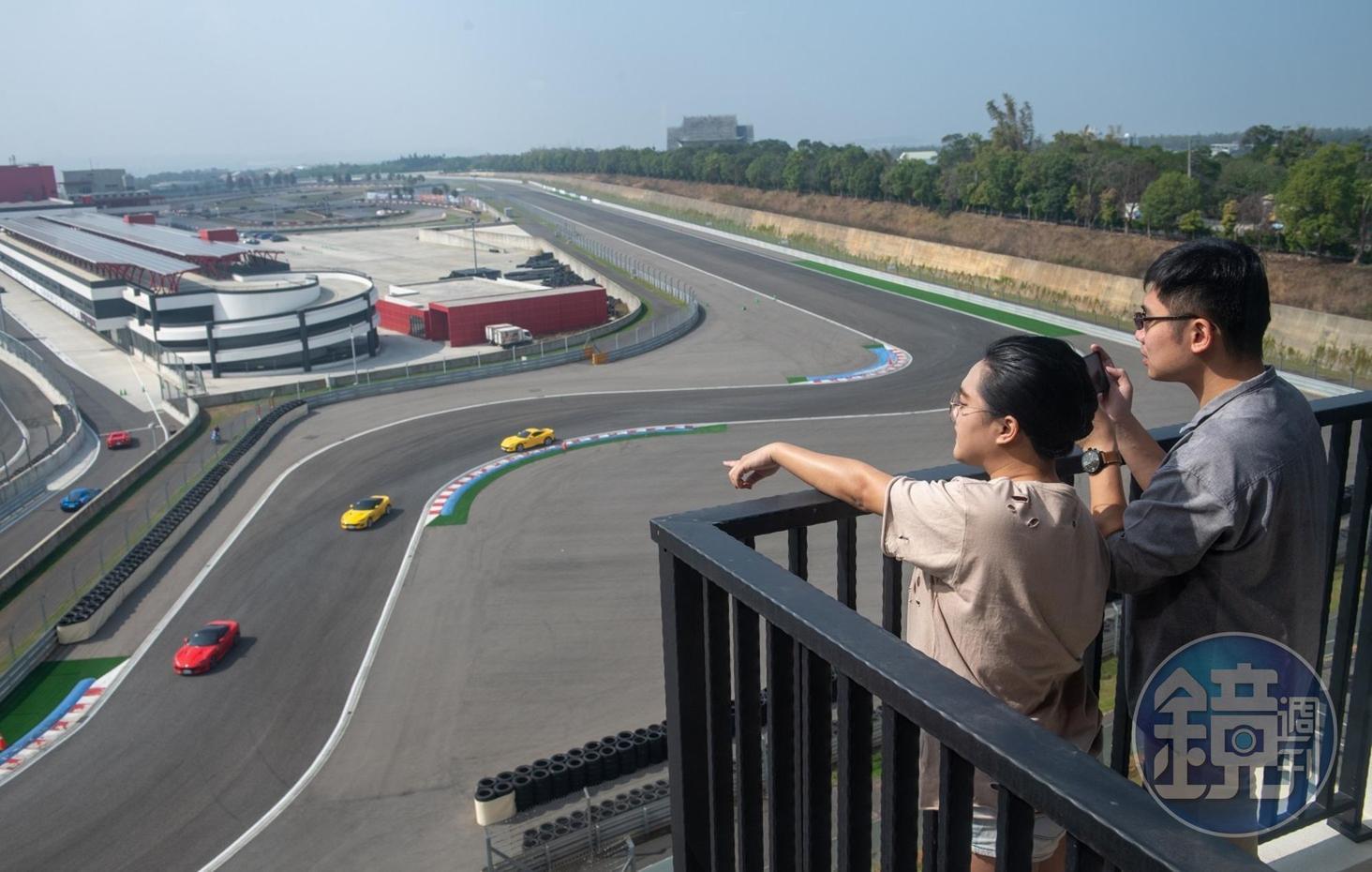 站在客房陽台，即能近距離感受賽車飆速快感。