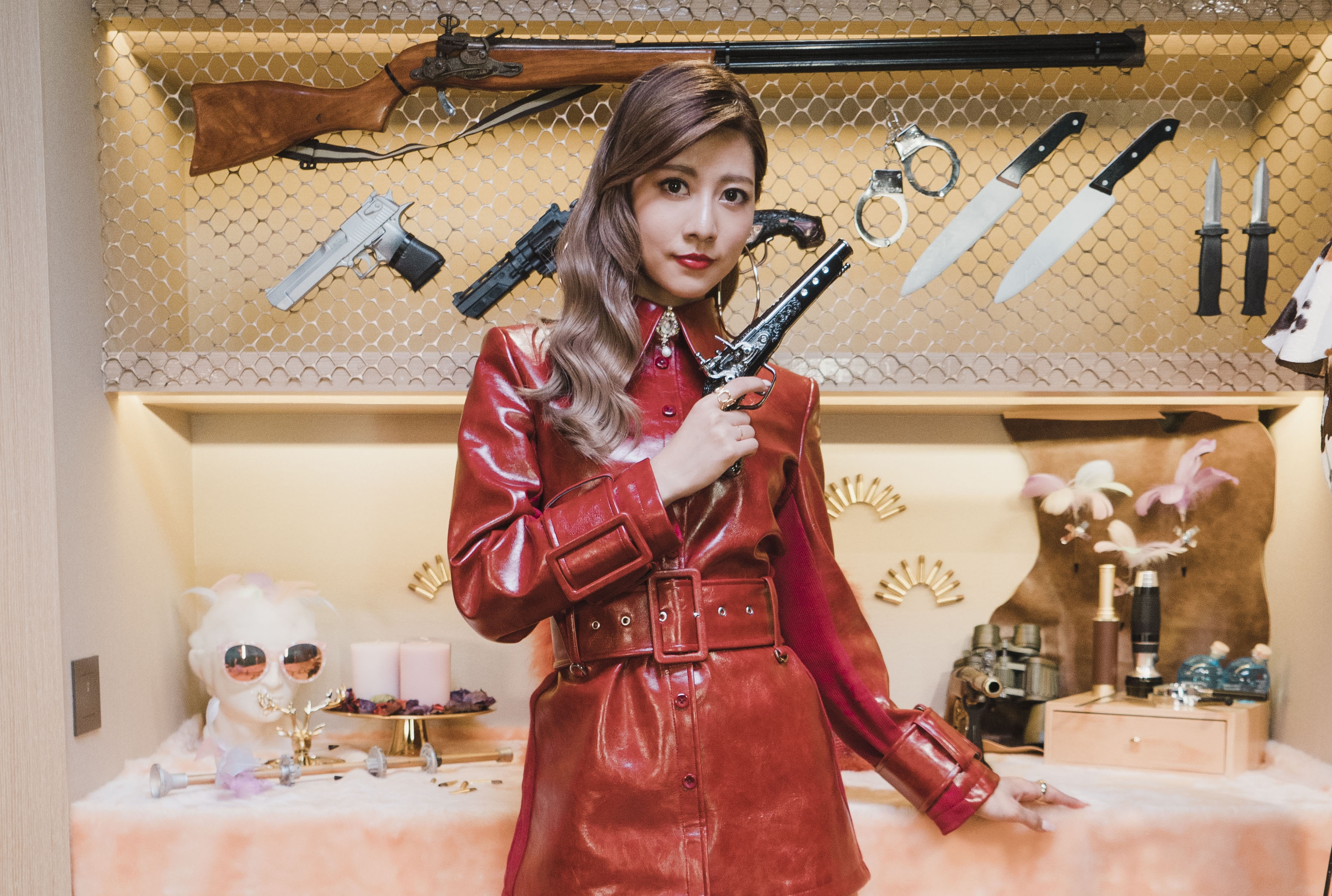 阿部瑪利亞推首支個人中文單曲〈Shine Shine the Night〉，MV中變身女特務。（麥卡貝網路電視提供）