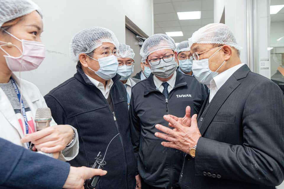 鄭文燦今陪同蘇貞昌及教育部長潘文忠等人，一同訪視大溪國小食材國產化的情形。（翻攝自鄭文燦臉書）