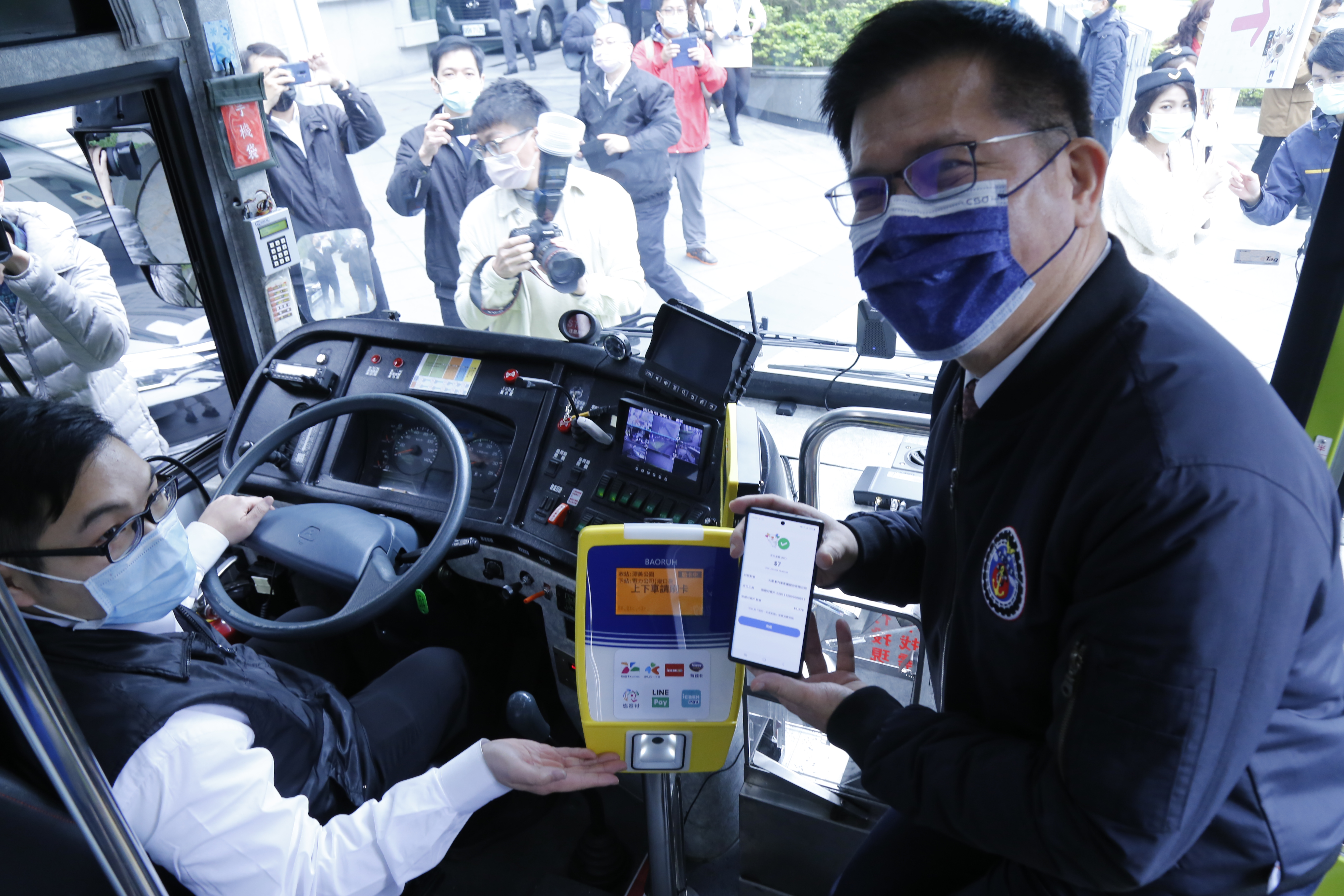 交通部公路總局規劃從今（5日）起推動使用QR code行動支付搭乘公車、客運。（公路總局提供）