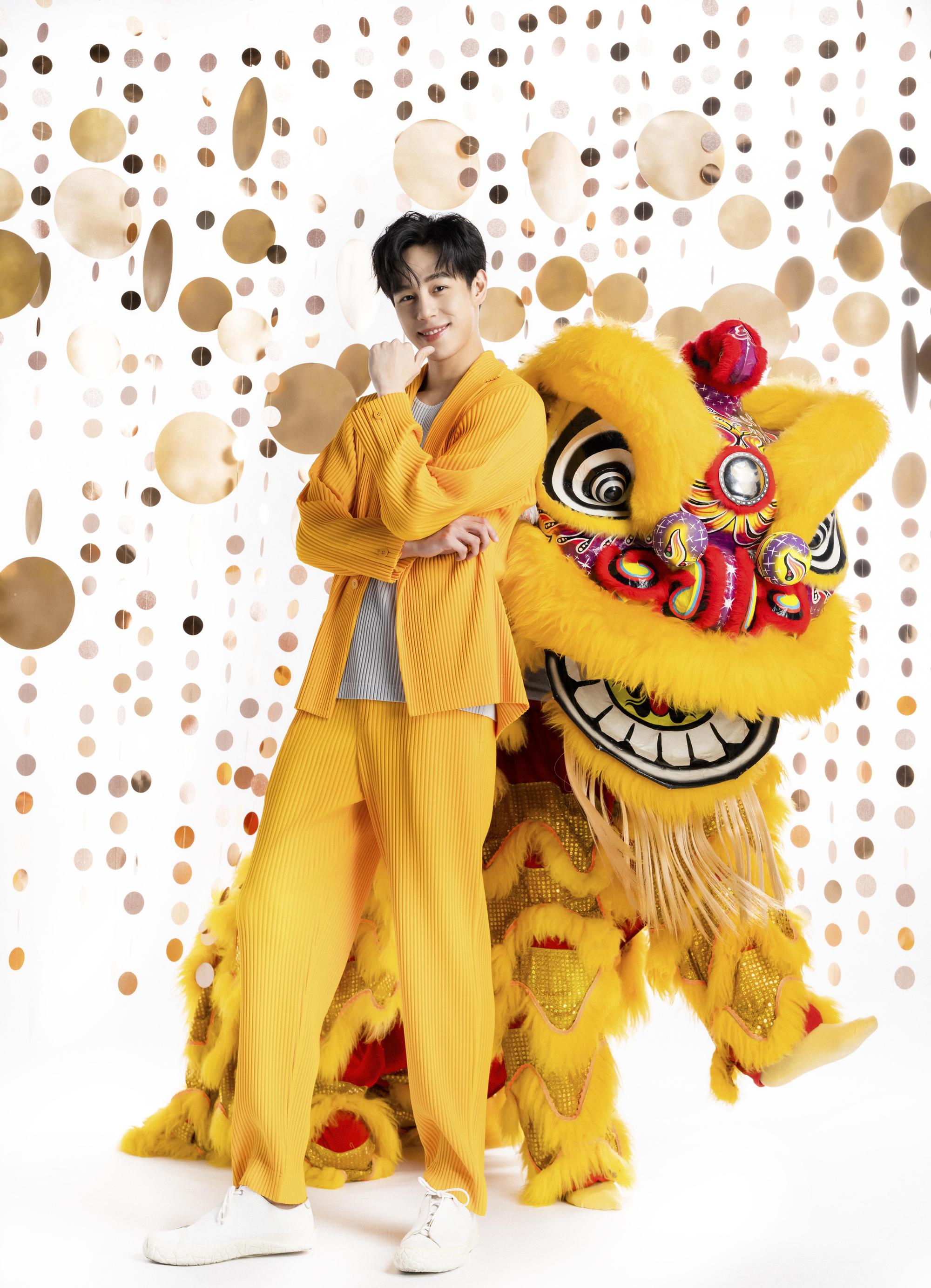 DJ孫麥傑穿上HOMME ISSEY MIYAKE黃色衣服與醒獅拍攝封面。(微風國際提供)