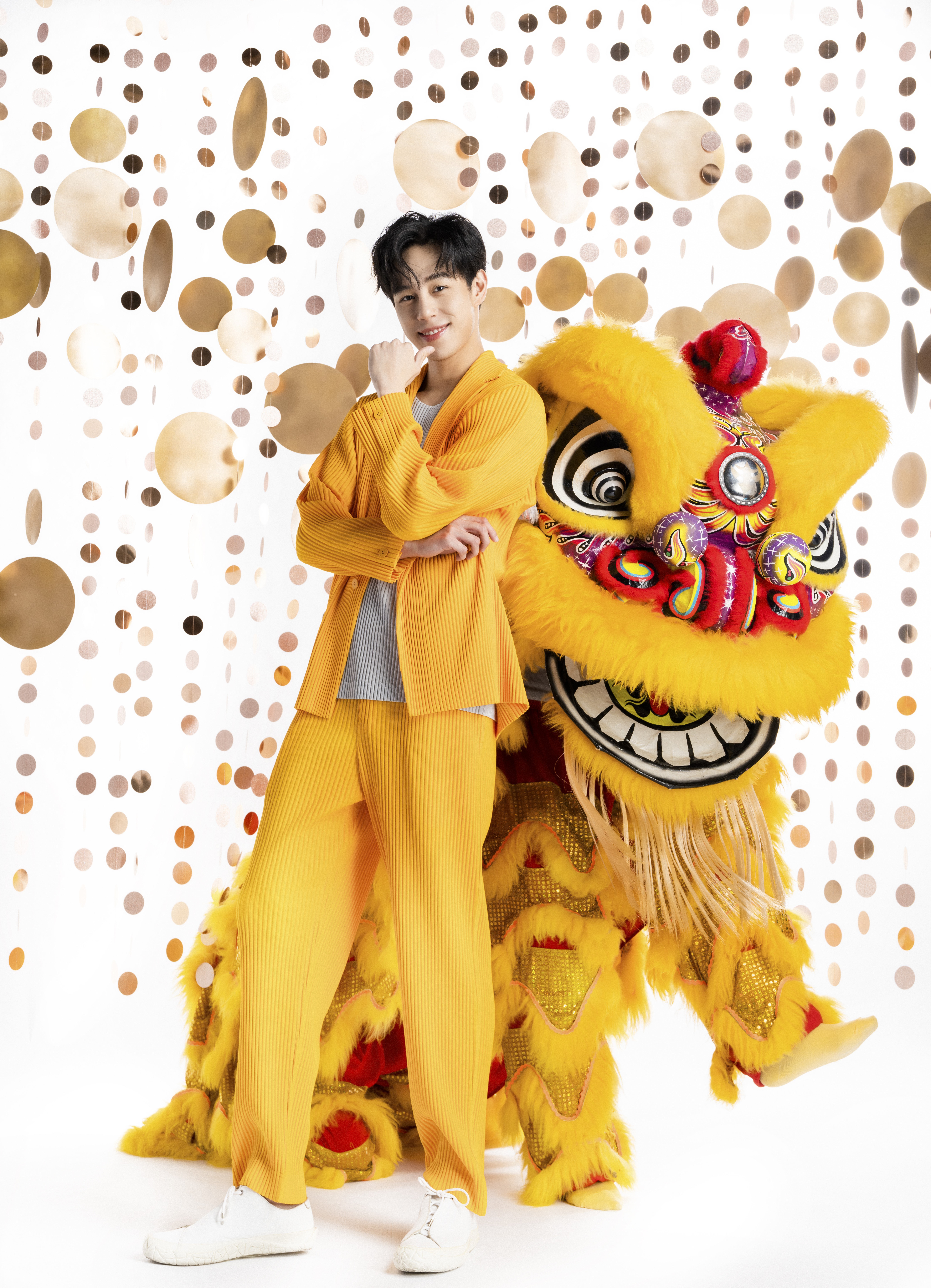 DJ孫麥傑穿上HOMME ISSEY MIYAKE黃色衣服與醒獅拍攝封面。(微風國際提供)