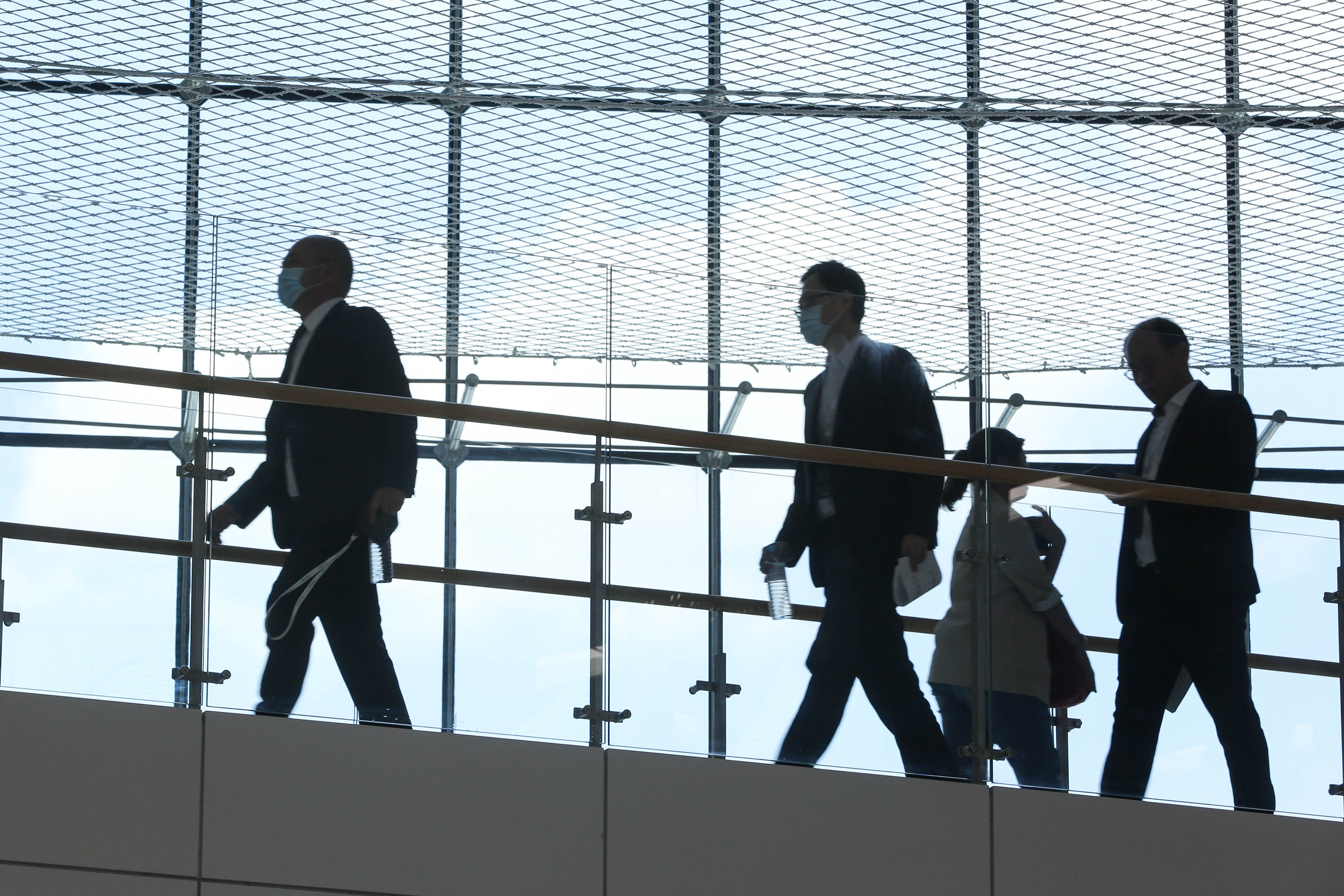 大部分上班族手邊沒有閒錢，想長線投資，卻常在需要急用資金時被迫賣出。