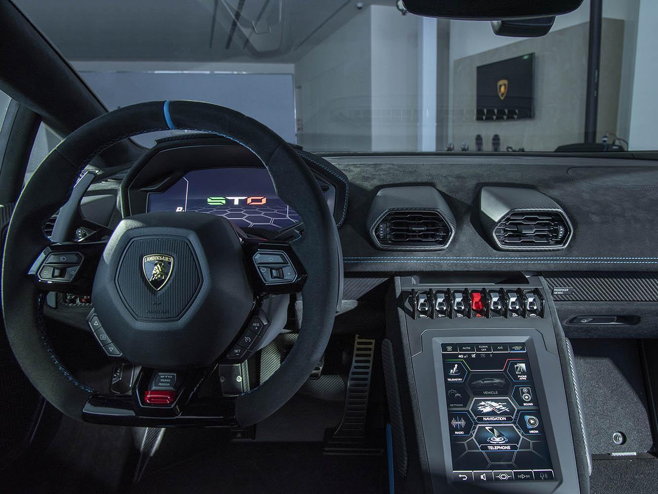 雖然車內賽車氣息相當濃厚，但還是有8.4吋的觸控螢幕提供媒體影音功能。