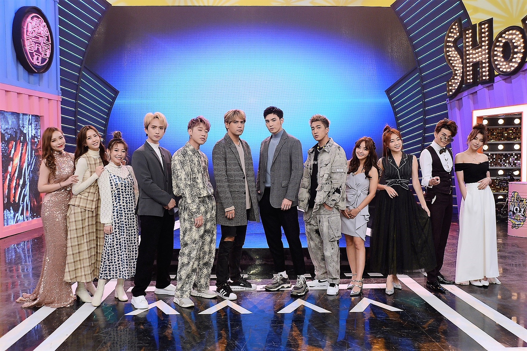 斯亞（左起）、荳荳、紀卜心、邱鋒澤、賴晏駒、陳零九、黃偉晉、婁峻碩、凱希、詹子晴、孫生、采子在「凹嗚狼人殺」總冠軍爭霸戰盛裝出席。（八大提供）