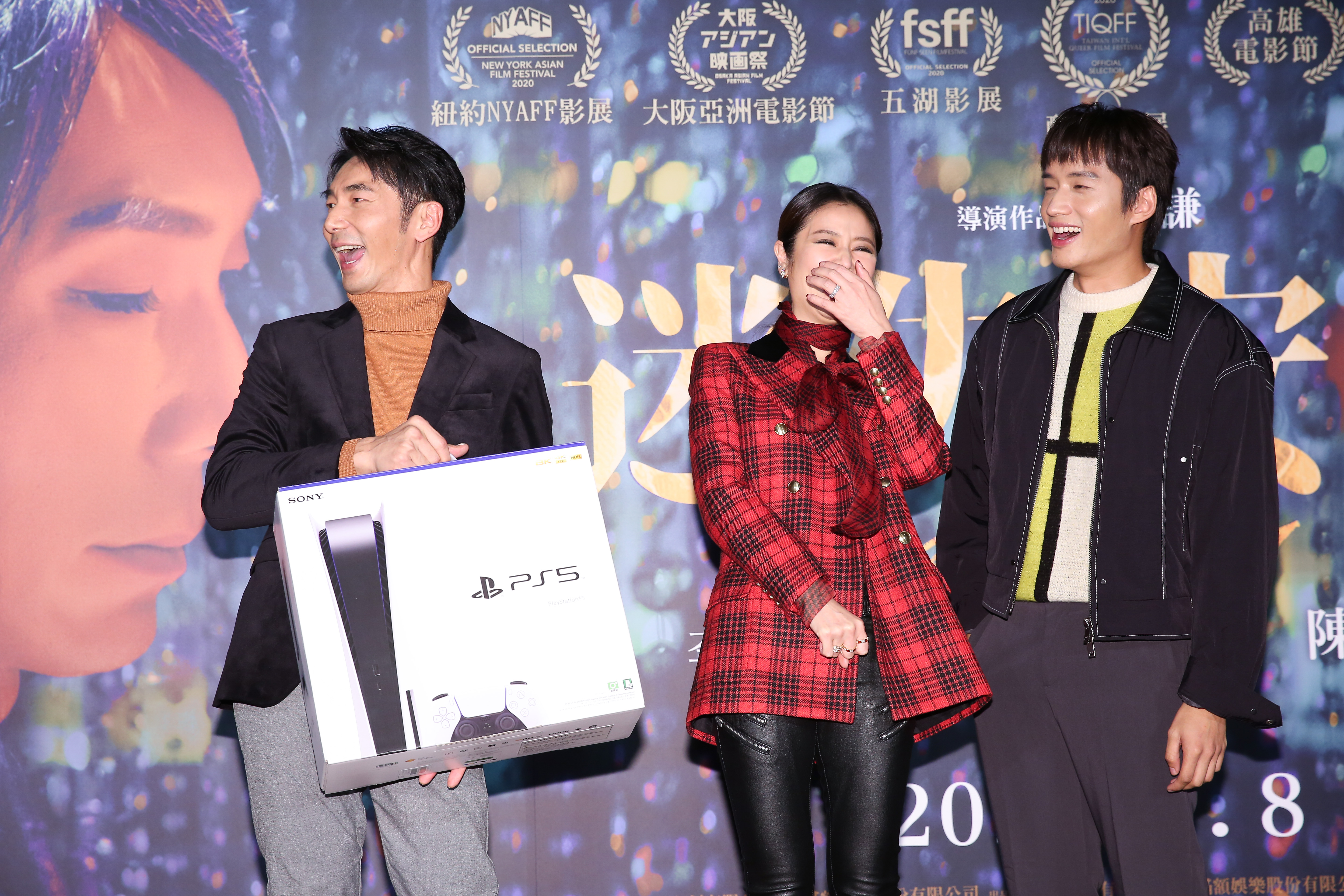 林心如（中）送上PS5給李李仁（左）當生日禮物，透露好不容易才買到。