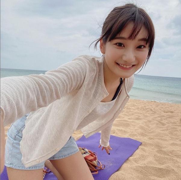 愛莉莎莎拍片介紹印度古代的自然療法,聲稱喝下橄欖油混和液便可排出體內的膽結石,引發討論。(翻攝自愛莉莎莎IG)