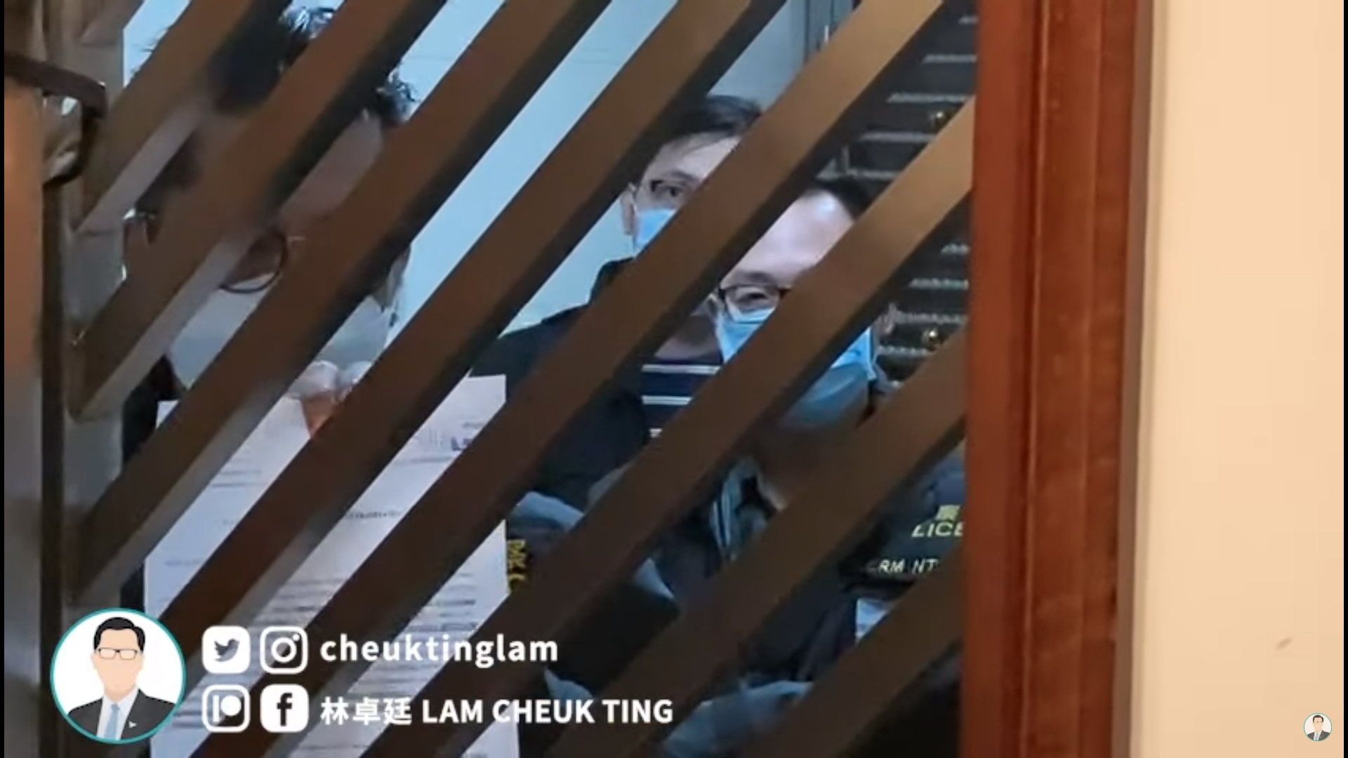 今早港警國安處上門拘捕林卓廷。（翻攝自林卓廷 Table TV YouTube頻道）