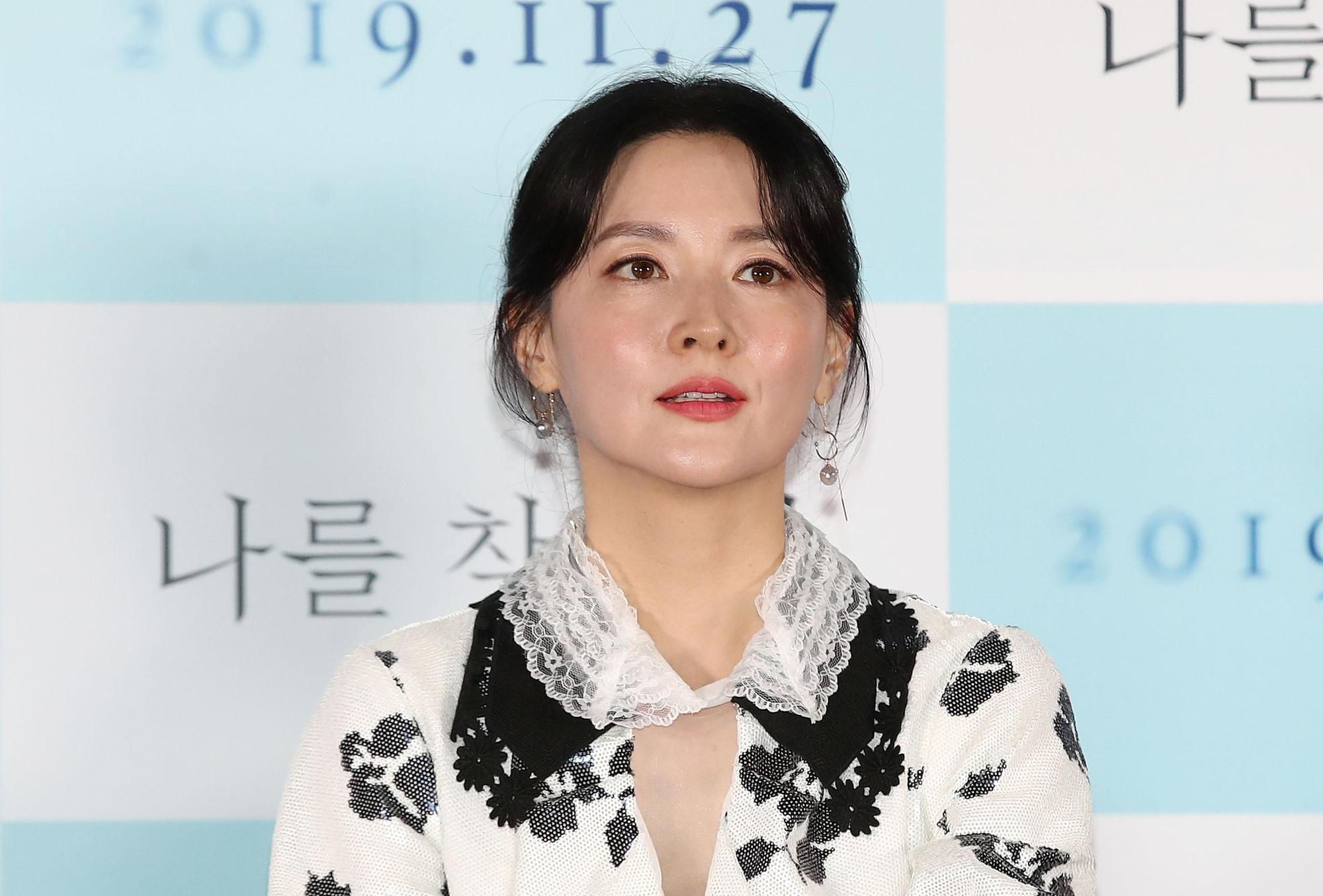韓國女星李英愛對疑似受虐致死的女童鄭仁新聞感到難過,昨一家人前往女童墓地悼念。(東方IC)