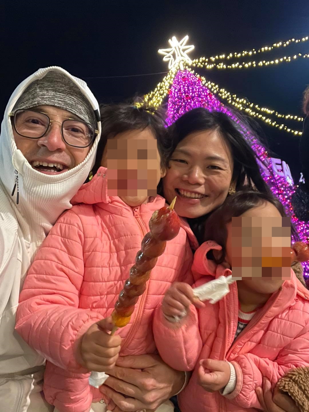吳鳳和老婆陳錦玉育有2女,一家4口幸福美滿。(翻攝自吳鳳 Rifat臉書)