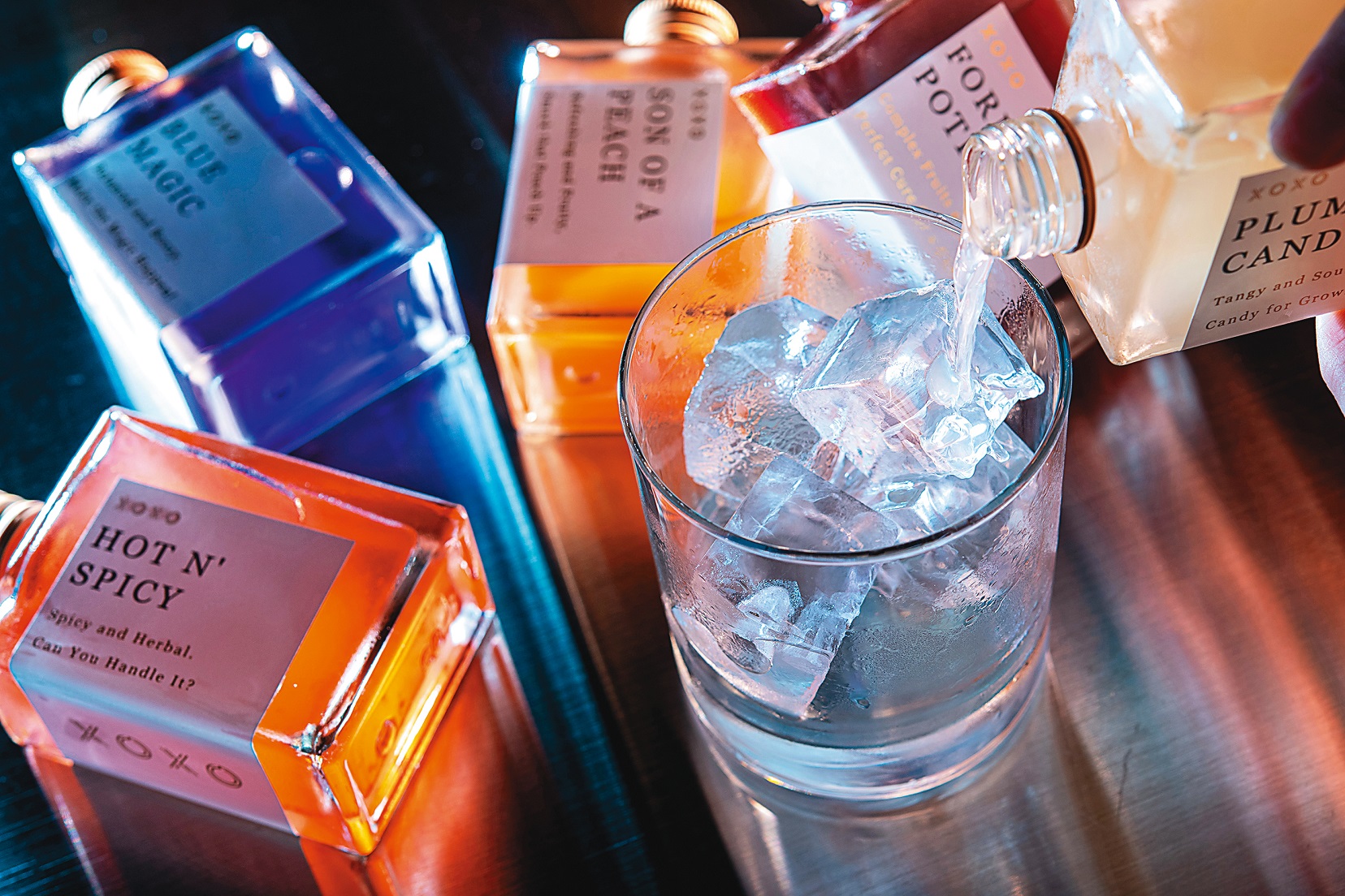 「Rooftop Bar XOXO」裡販售多款自行研發、具台灣特色的調酒。（250～350元／瓶）