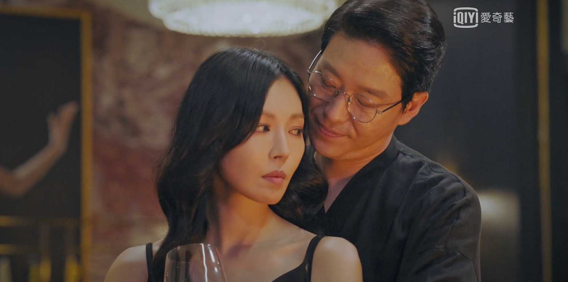 《Penthouse 上流戰爭》昨播出第一季完結篇，許多真相將留到2月播出的第二季才能解謎。（翻攝愛奇藝台灣站）