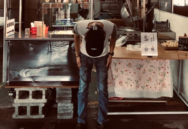 繼台中鴨肉飯事件後,高雄三民區黃昏市場附近攤位「厭世地瓜球」也與顧客引起爭議。(翻攝自厭世地瓜球臉書)