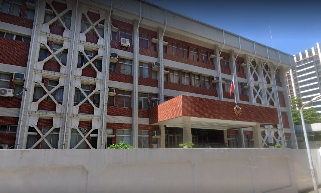 保三總隊戴姓員警遭中國籍女友指控呼巴掌、逼口交獲不起訴，最終因戴姓員警違反個資法被判緩起訴1年。（翻攝畫面）