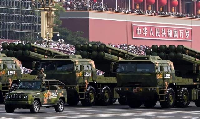 中國官媒宣稱,新型箱式火箭已列裝解放軍部隊。(翻攝自《央視》)