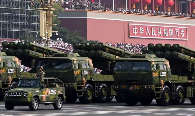 中國官媒宣稱,新型箱式火箭已列裝解放軍部隊。(翻攝自《央視》)