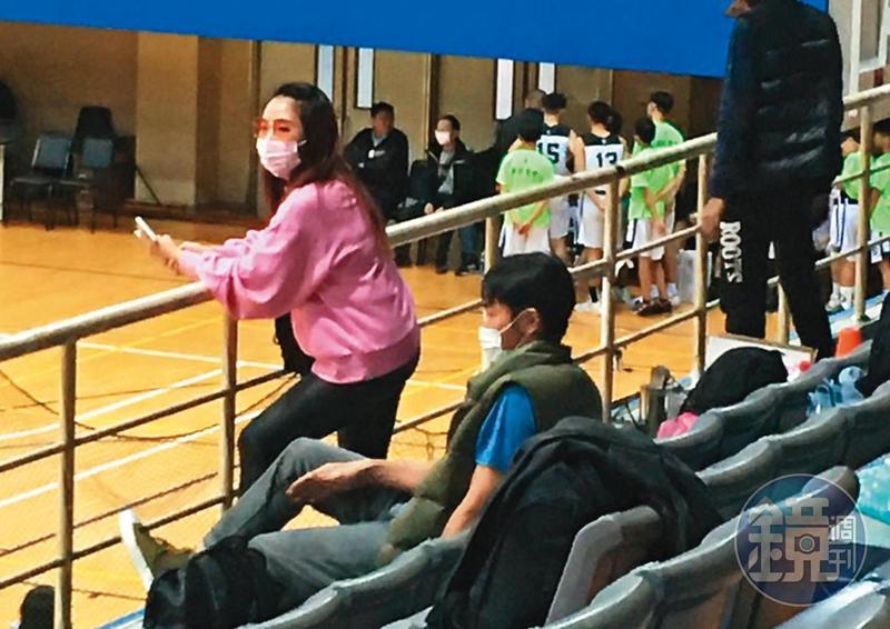 陶晶瑩（左）、李李仁（右）被指在女兒比賽失態。（讀者提供）