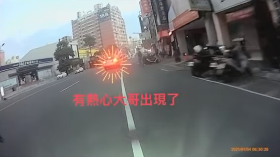 一輛汽車放慢速度，示意叫男同學上車，想載他一程，不過男同學揮手婉拒。（翻攝自爆料公社二社）