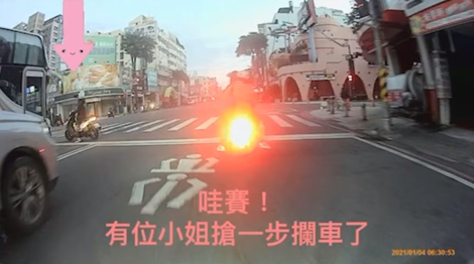 另一名女騎士已經搶先一步攔車。（翻攝自爆料公社二社）