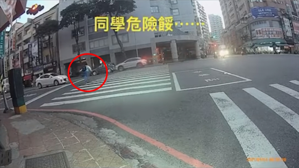 男同學拔腿狂奔想追上校車。（翻攝自爆料公社二社）