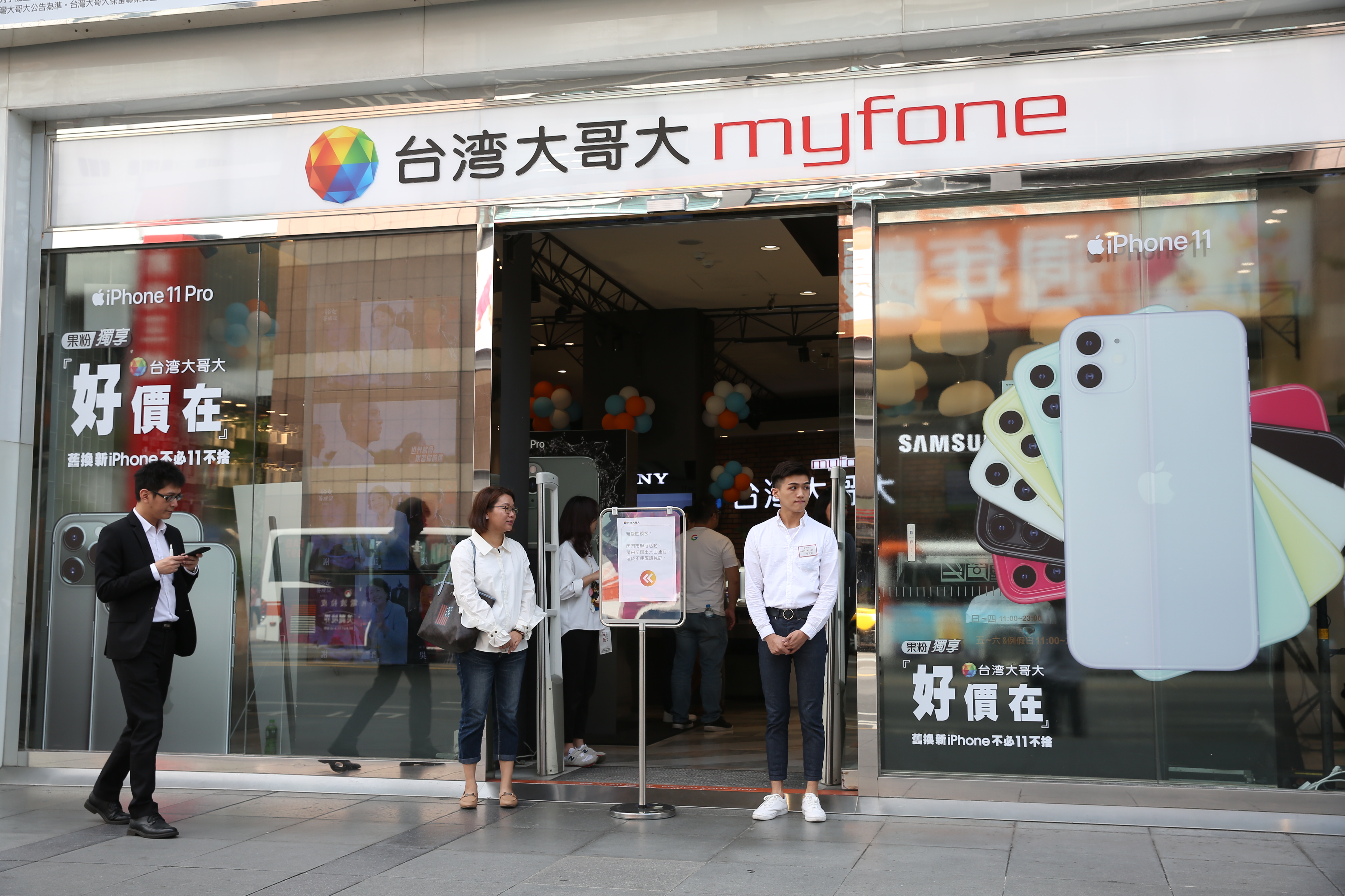 台灣大旗下販售的「AMAZING A32手機」成為詐騙遊戲點數的工具。（示意圖，本刊資料照）