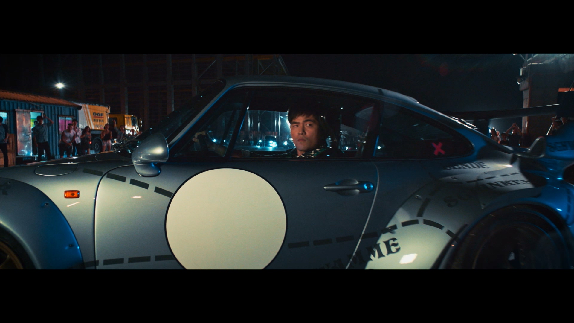 周杰倫在自己監製的電影《叱咤風雲》客串演出，開著超跑甩尾登場。（翻攝自「量能文創Dow」YouTube）