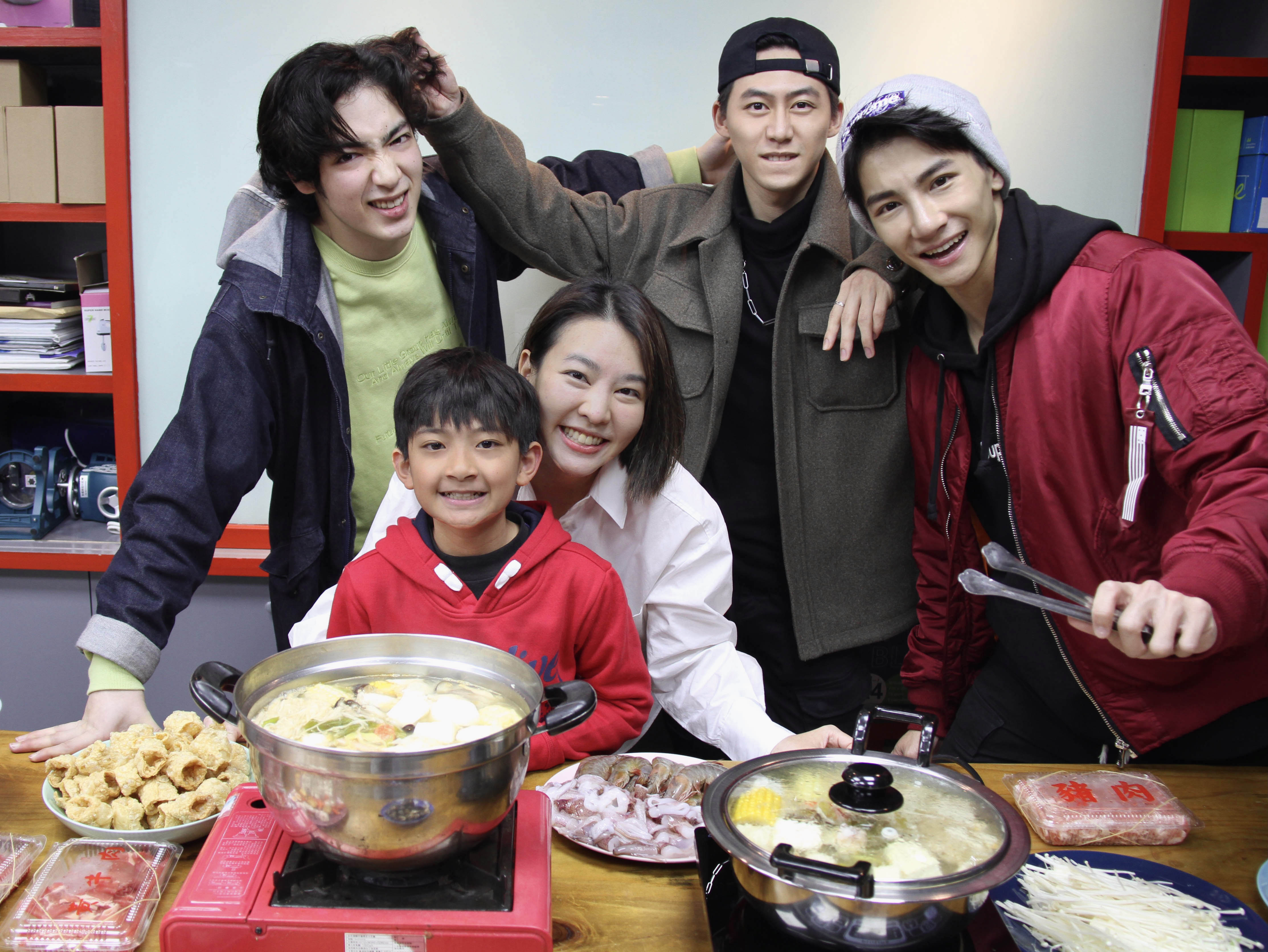 黃士杰當兵，和公司成員相聚。（達騰娛樂提供）