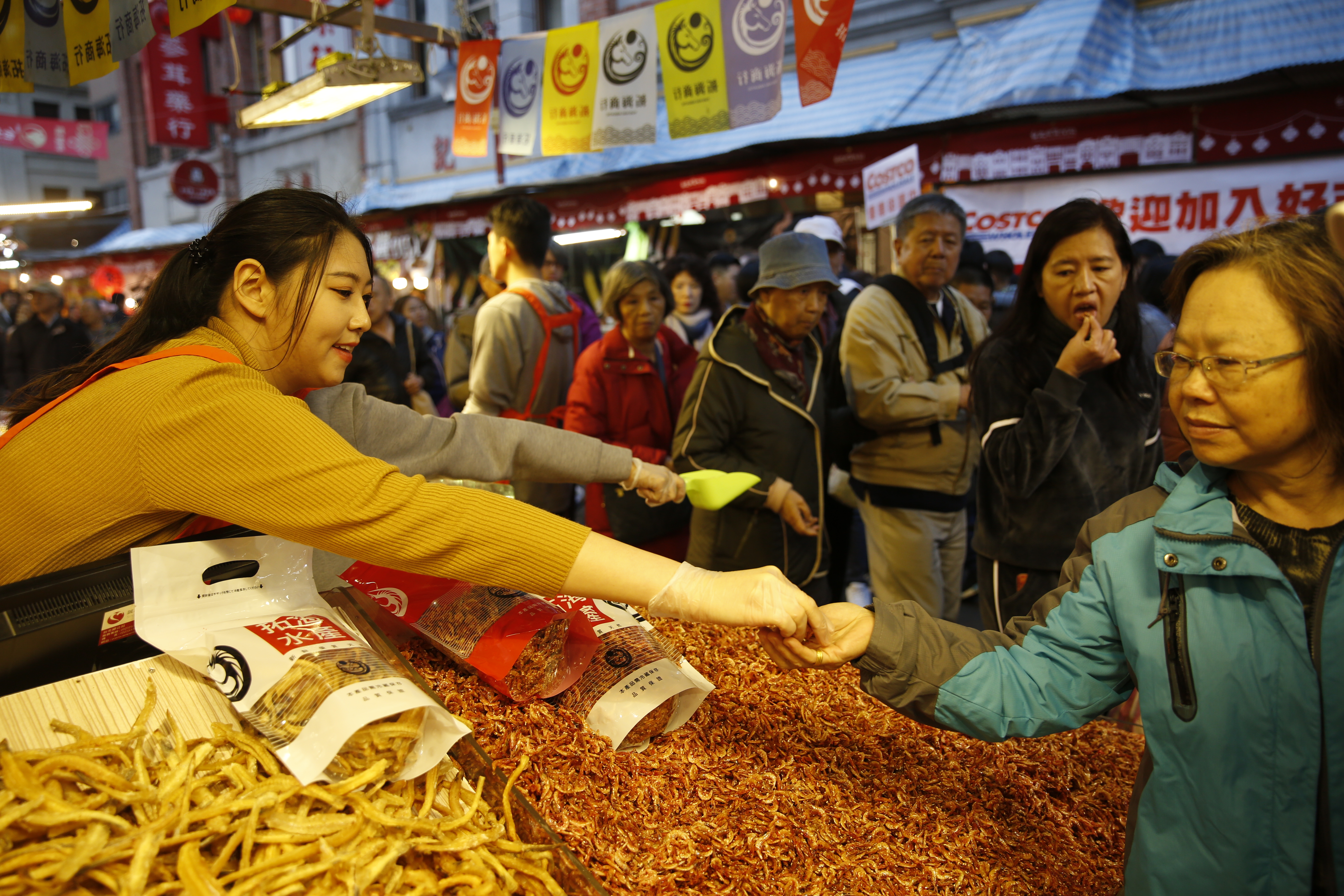 北市府防疫優先，計劃今年禁止迪化年貨大街攤販提供試吃服務。（資料照）