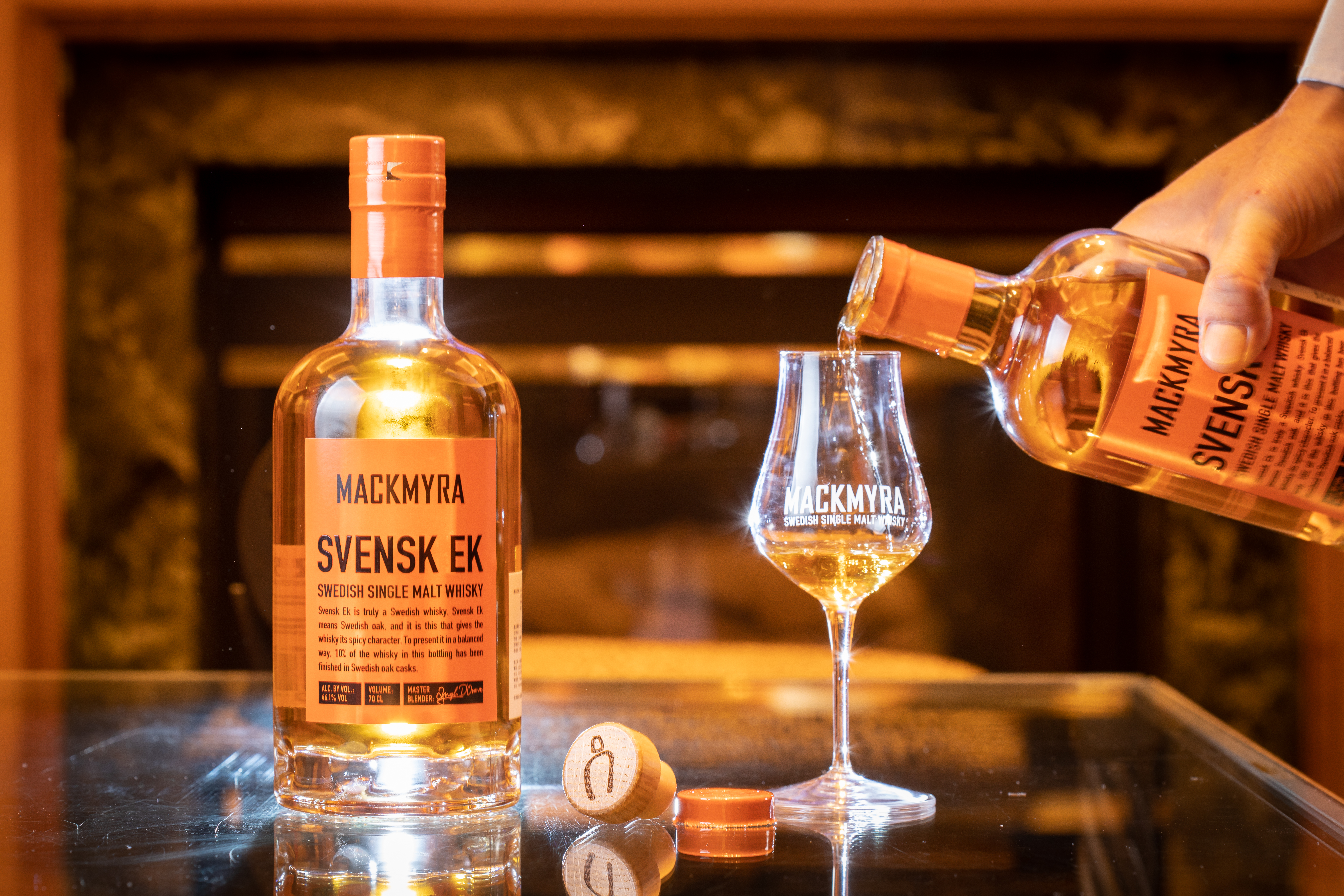 「瑞典橡木」在樹齡200年的瑞典橡木桶陳年，檀香、黑胡椒、老薑等辛香料氣息，呼應提拉米蘇的溫暖調性。（1,780元／瓶）