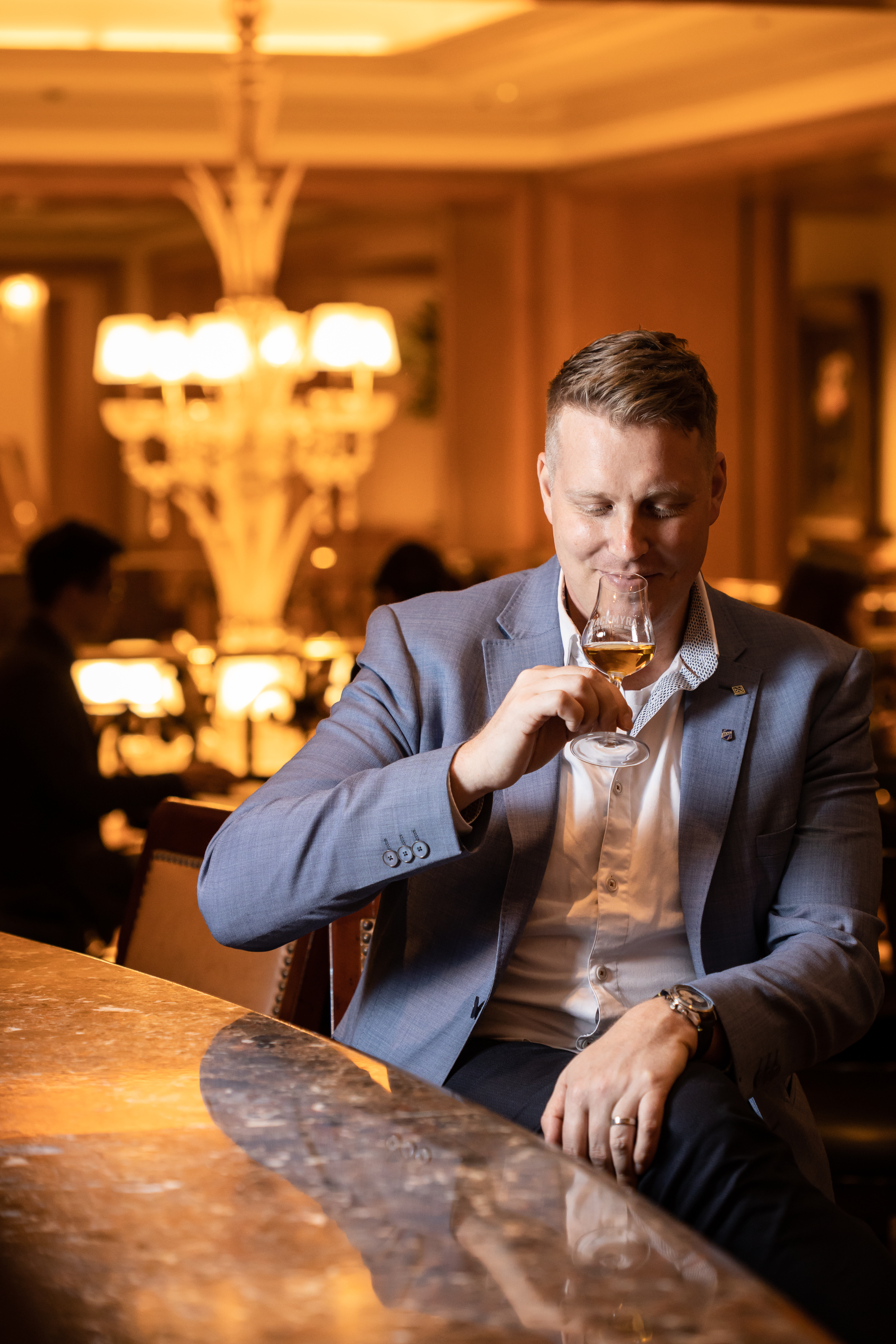 總代理「Mackmyra 麥格瑞 瑞典單一純麥威士忌」的Robin Johansson，喜歡到離公司不遠的「亨利酒吧」品飲威士忌。