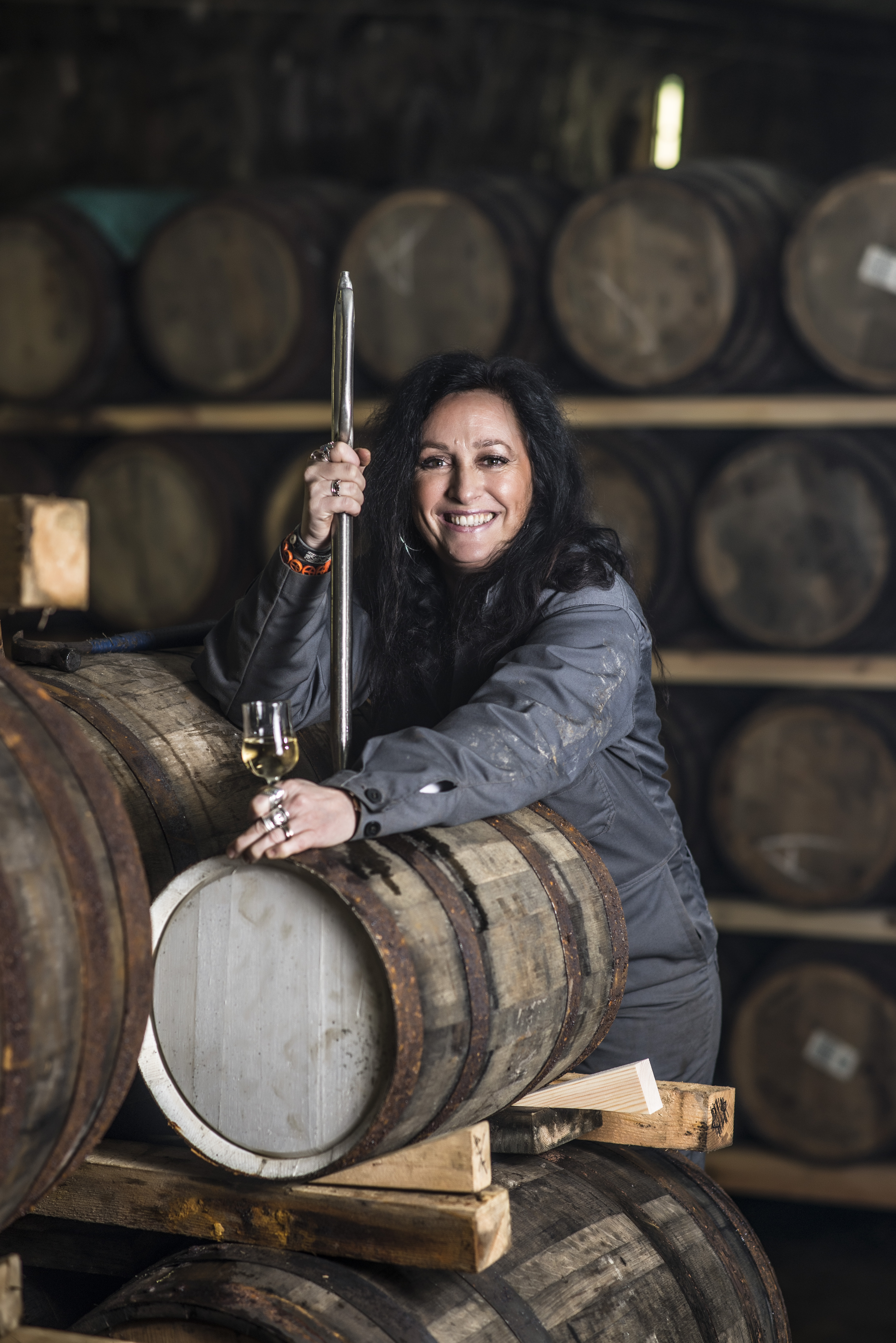 「Mackmyra 麥格瑞」首席釀酒師Angela D'orazio將「AI人工智慧」演算出的配方實際釀製出甜美可人的威士忌。(麥格瑞提供)