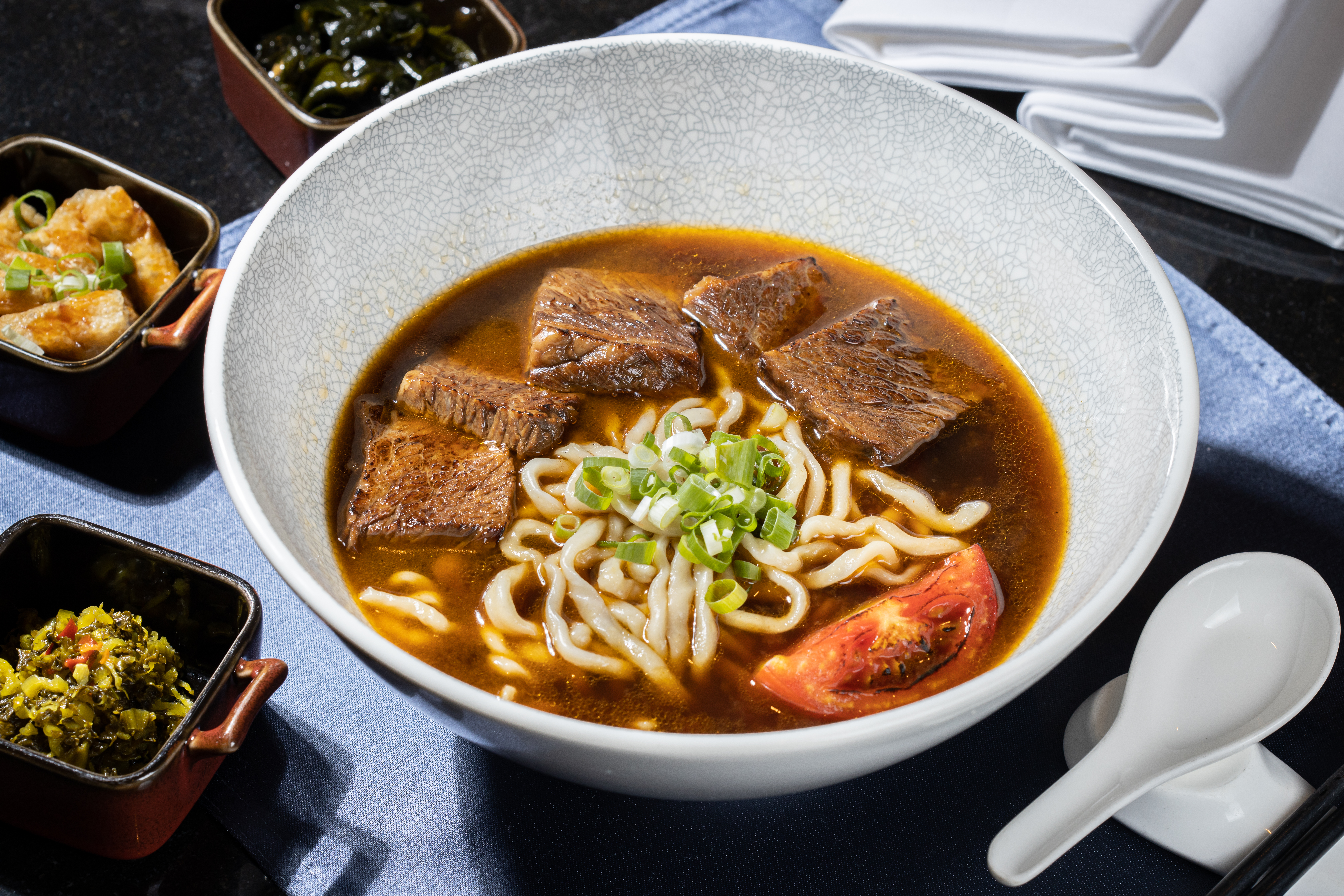 「西華川味牛肉麵」湯頭以中藥燉煮72小時,配上炙燒無骨牛小排、Q彈拉麵,濃郁暖心。(599元/份)