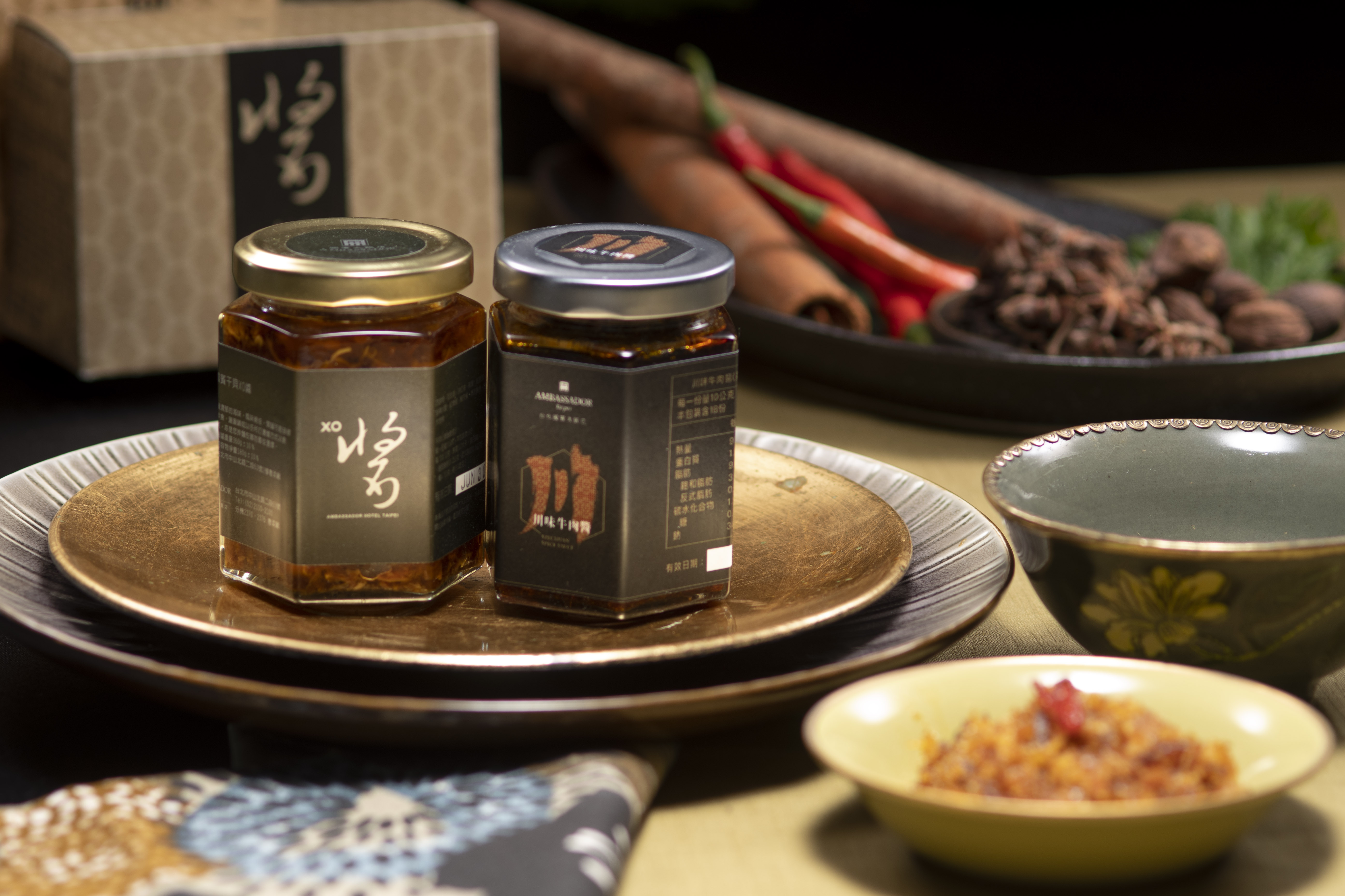 包含干貝XO醬與正宗川味牛肉醬的「國賓雙醬禮盒」川粵好滋味一次滿足。（1,000元／份，台北國賓大飯店提供）