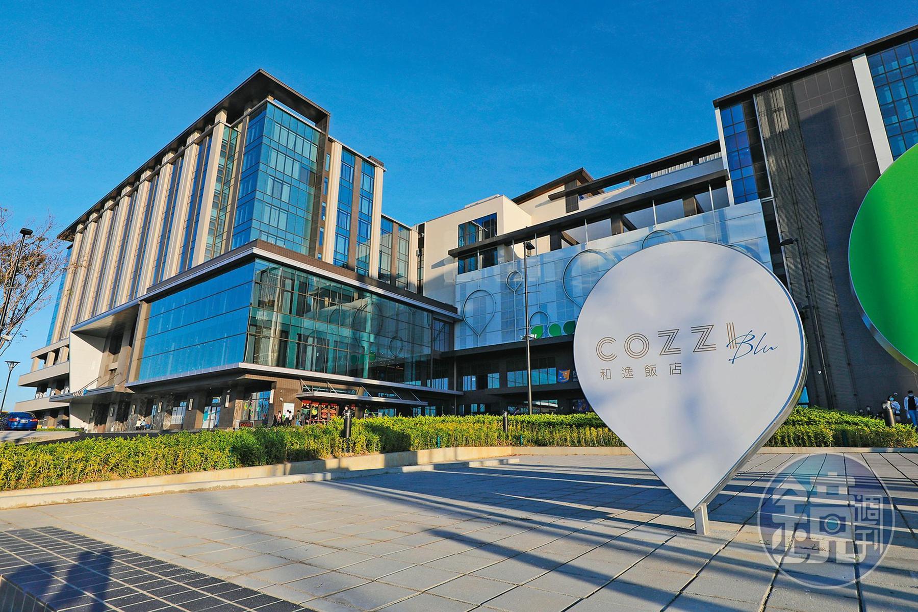 「COZZI Blu 和逸飯店桃園館」位於高鐵桃園站旁,同棟建築還能通往新光影城及Xpark水生公園。