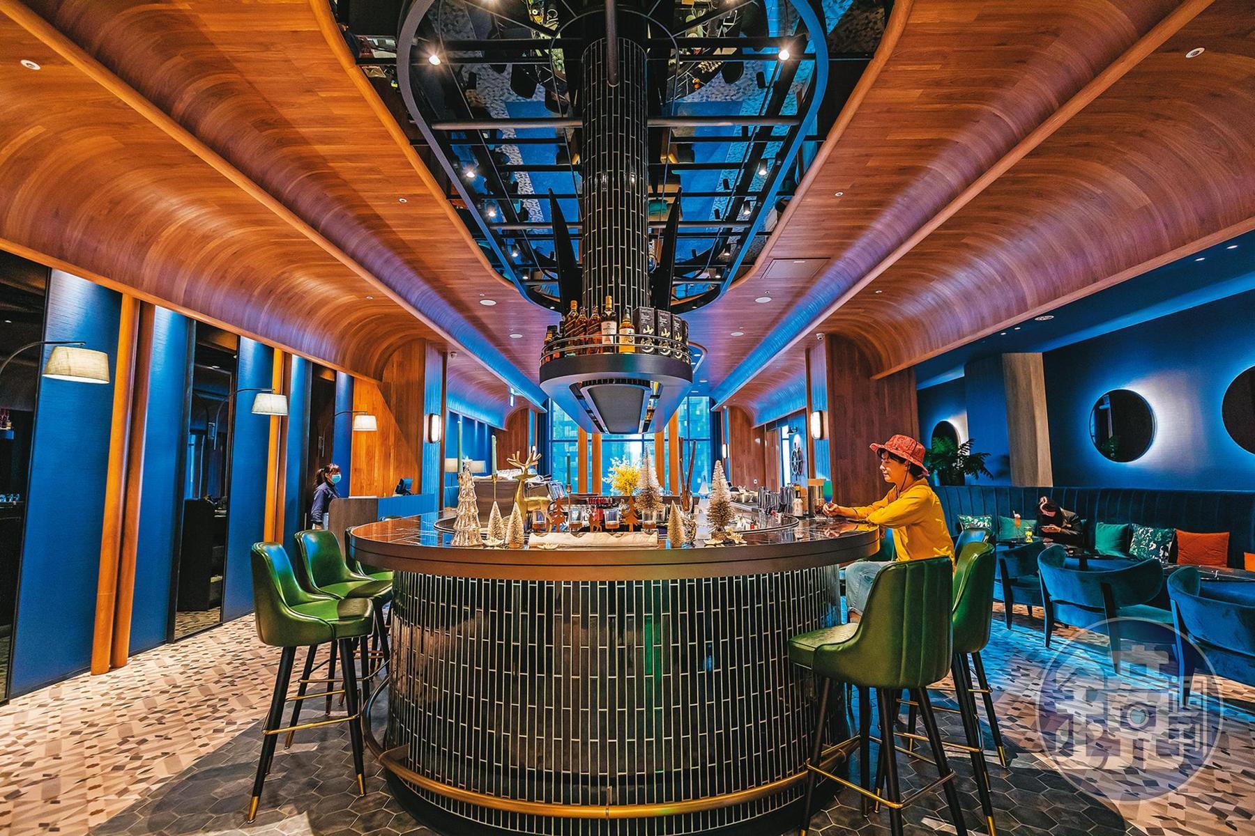 位於桃園青埔的「COZZI Blu和逸飯店桃園館」,以法國科幻小說《海底兩萬哩》為靈感設計,除了客房充滿海洋視覺,就連飯店酒吧「Blu Bar」,也營造出滿滿的船艙空間感。