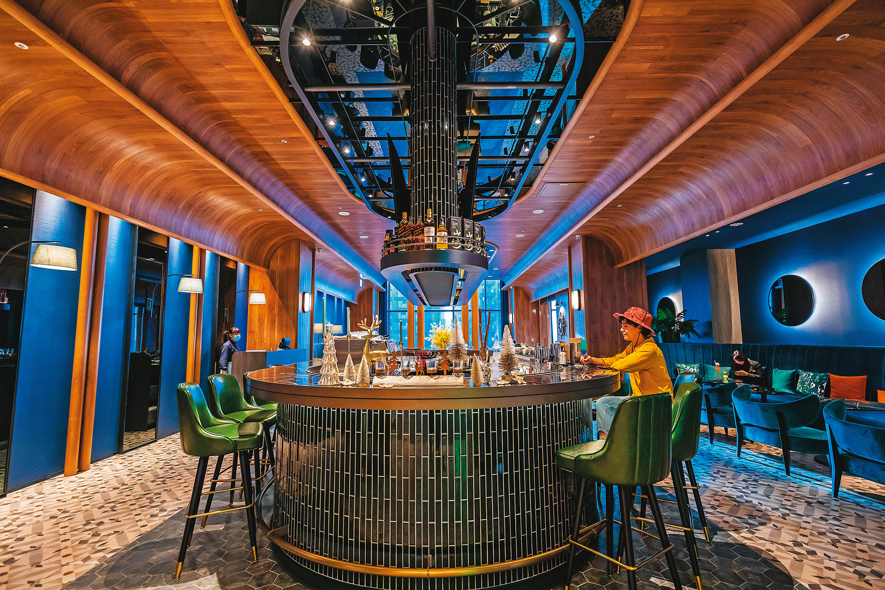 位於桃園青埔的「COZZI Blu和逸飯店桃園館」，以法國科幻小說《海底兩萬哩》為靈感設計，除了客房充滿海洋視覺，就連飯店酒吧「Blu Bar」，也營造出滿滿的船艙空間感。