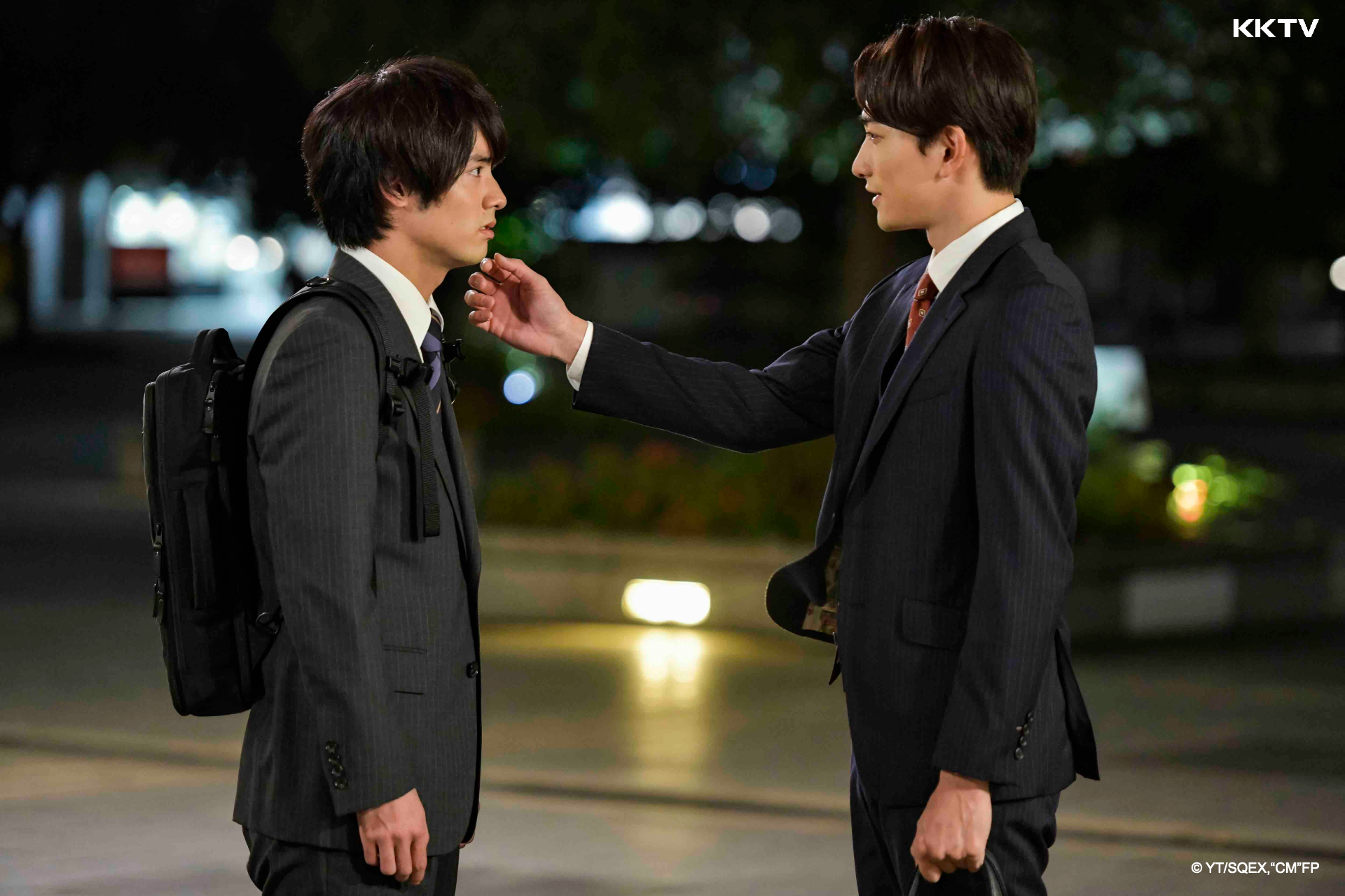 赤楚衛二(左)在《如果30歲還是處男,似乎就能成為魔法師》中觸碰到他人就能聽到對方心裡聲音,意外得知町田啓太對自己的心意。(KKTV提供)