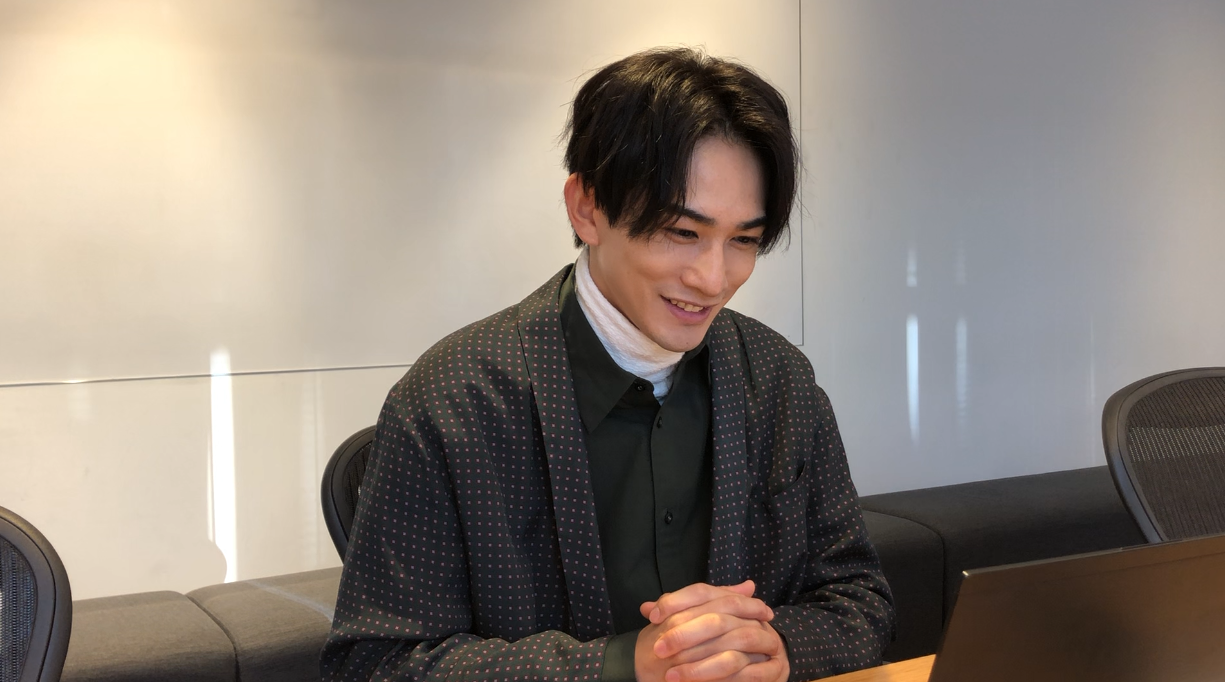 町田啓太接受本刊獨家視訊專訪，透露沒想過作品會紅遍亞洲。（LDH提供）