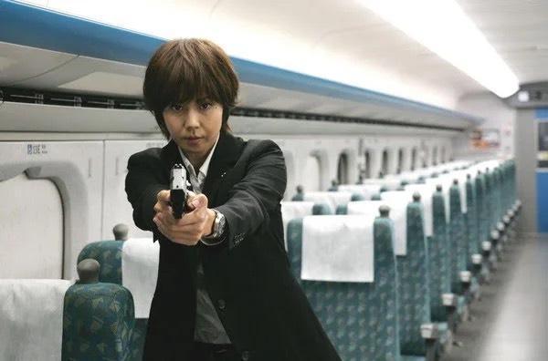 《十億追殺令》女主角松嶋菜菜子跟著台灣高鐵一起入鏡。（安可電影提供）